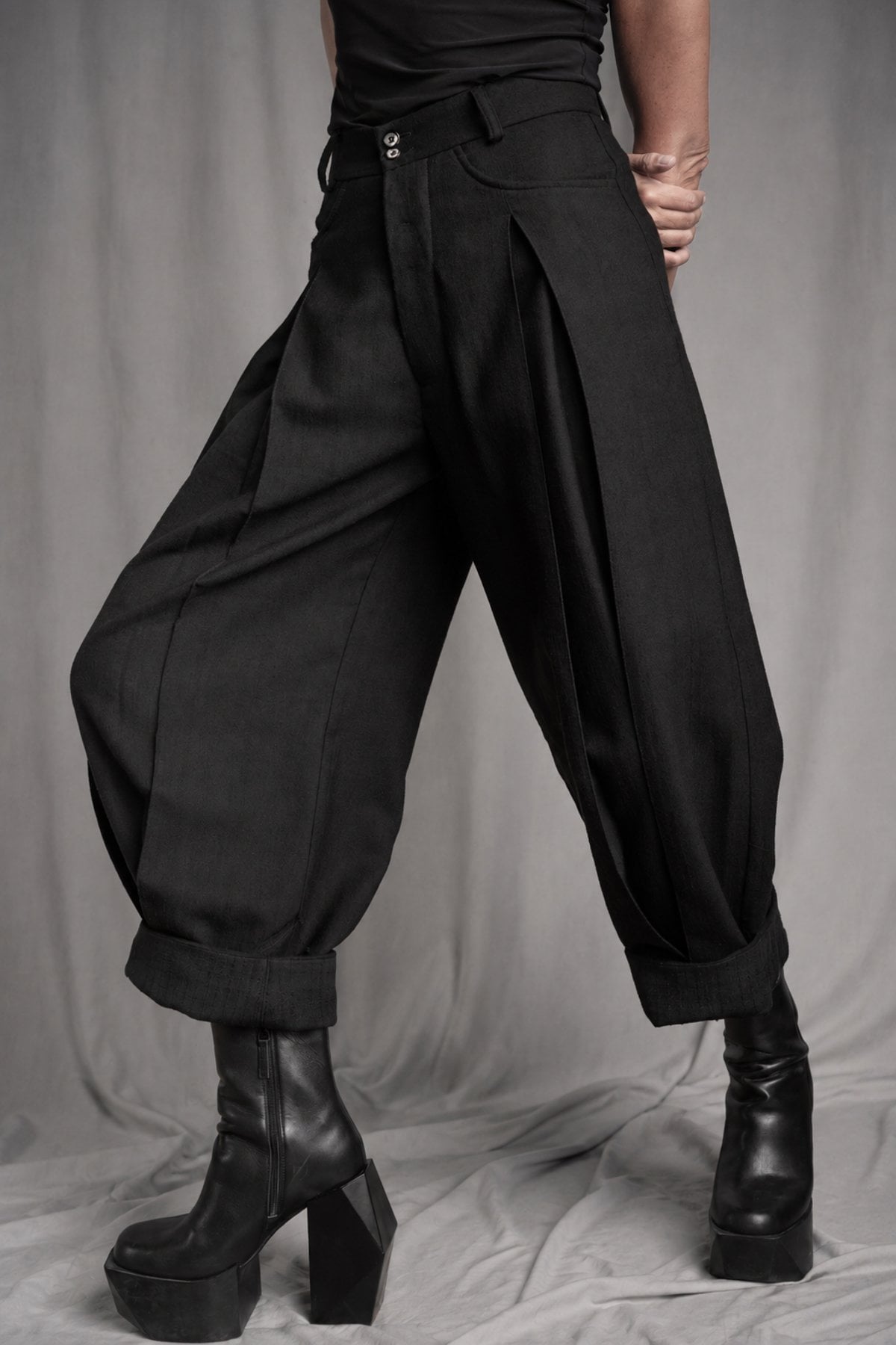 eigensinnig wien | Fratschlerin | Schwarze Designerhose mit doppelten Bundfalten aus reiner italienischer Schurwolle