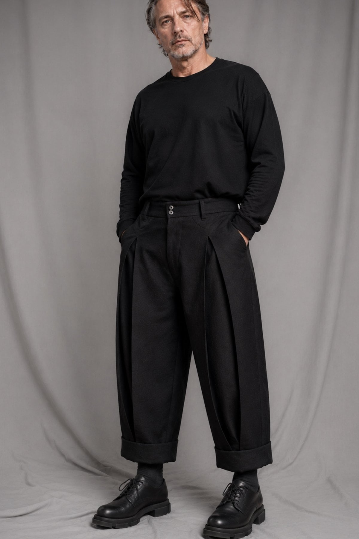 eigensinnig wien | Fratschlerin | Schwarze Designerhose mit doppelten Bundfalten aus reiner italienischer Schurwolle