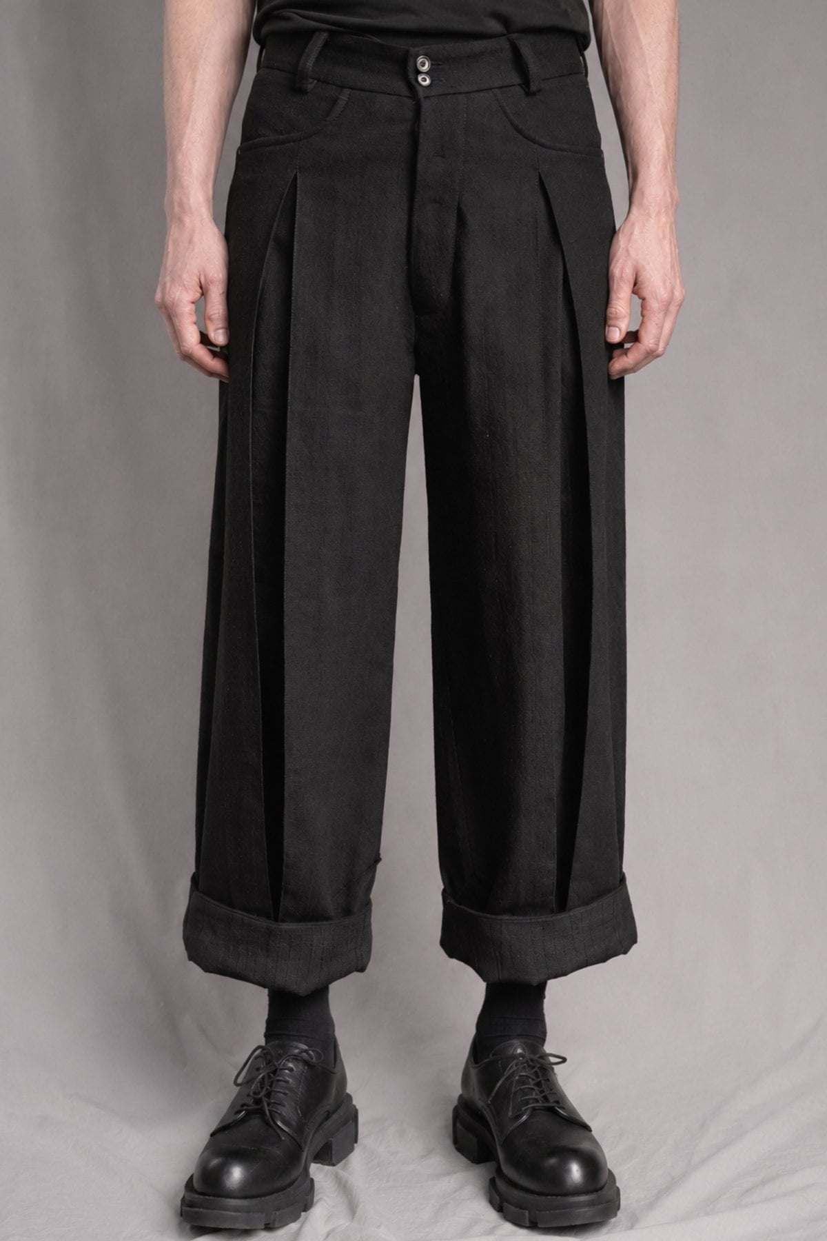 eigensinnig wien | Fratschlerin | Schwarze Designerhose mit doppelten Bundfalten aus reiner italienischer Schurwolle