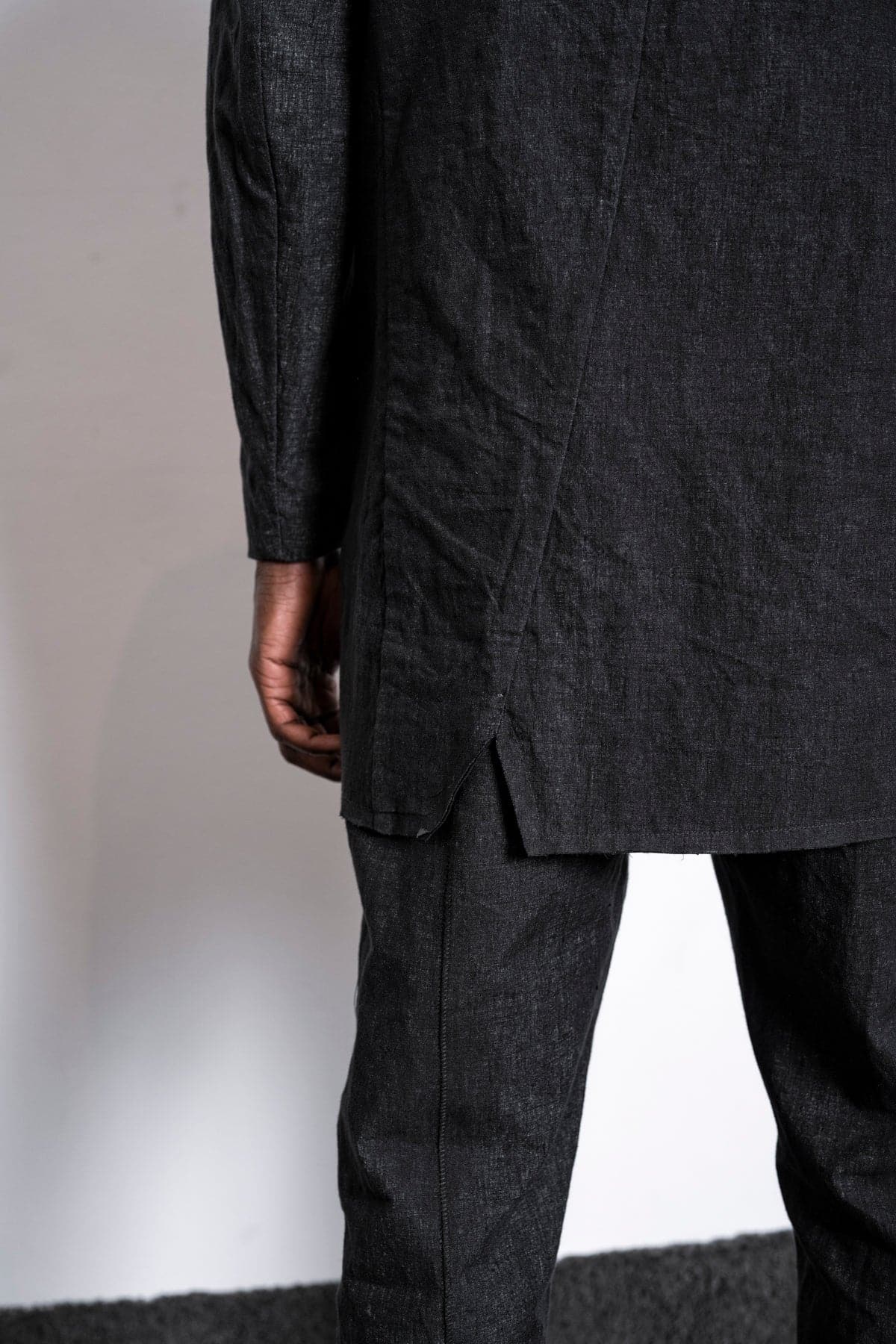eigensinnig wien | Fromm | Schwarzer Slim Fit Herren Kurzmantel mit Stehkragen aus Leinen