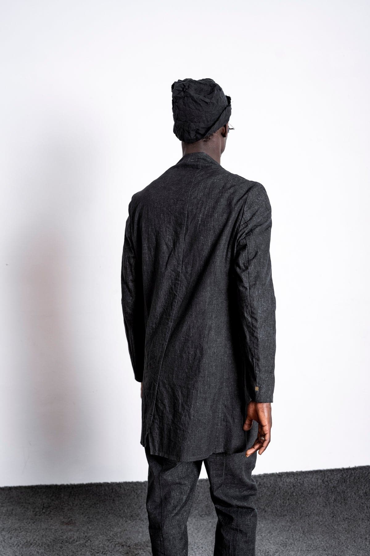 eigensinnig wien | Fromm | Schwarzer Slim Fit Herren Kurzmantel mit Stehkragen aus Leinen