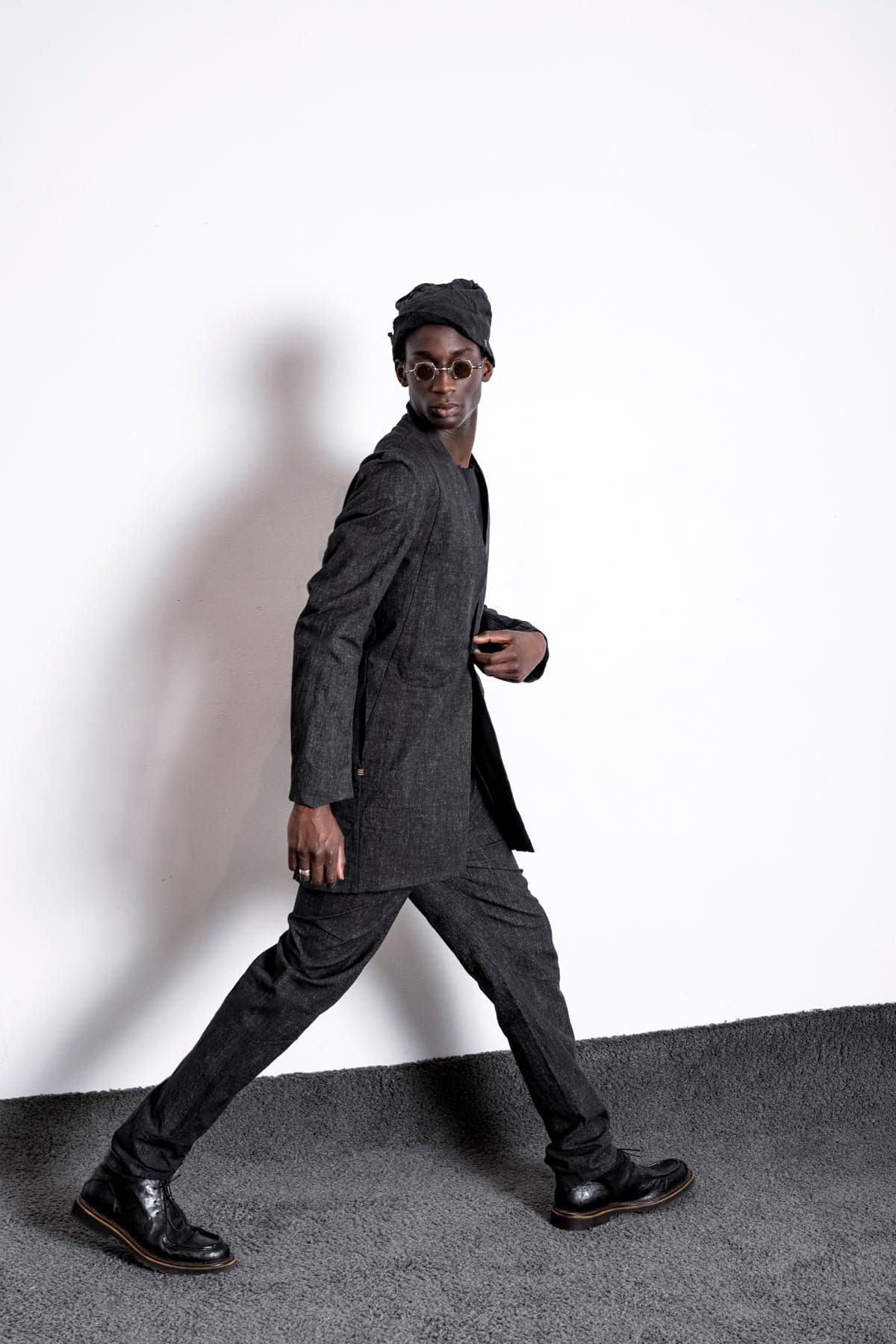 eigensinnig wien | Fromm | Schwarzer Slim Fit Herren Kurzmantel mit Stehkragen aus Leinen