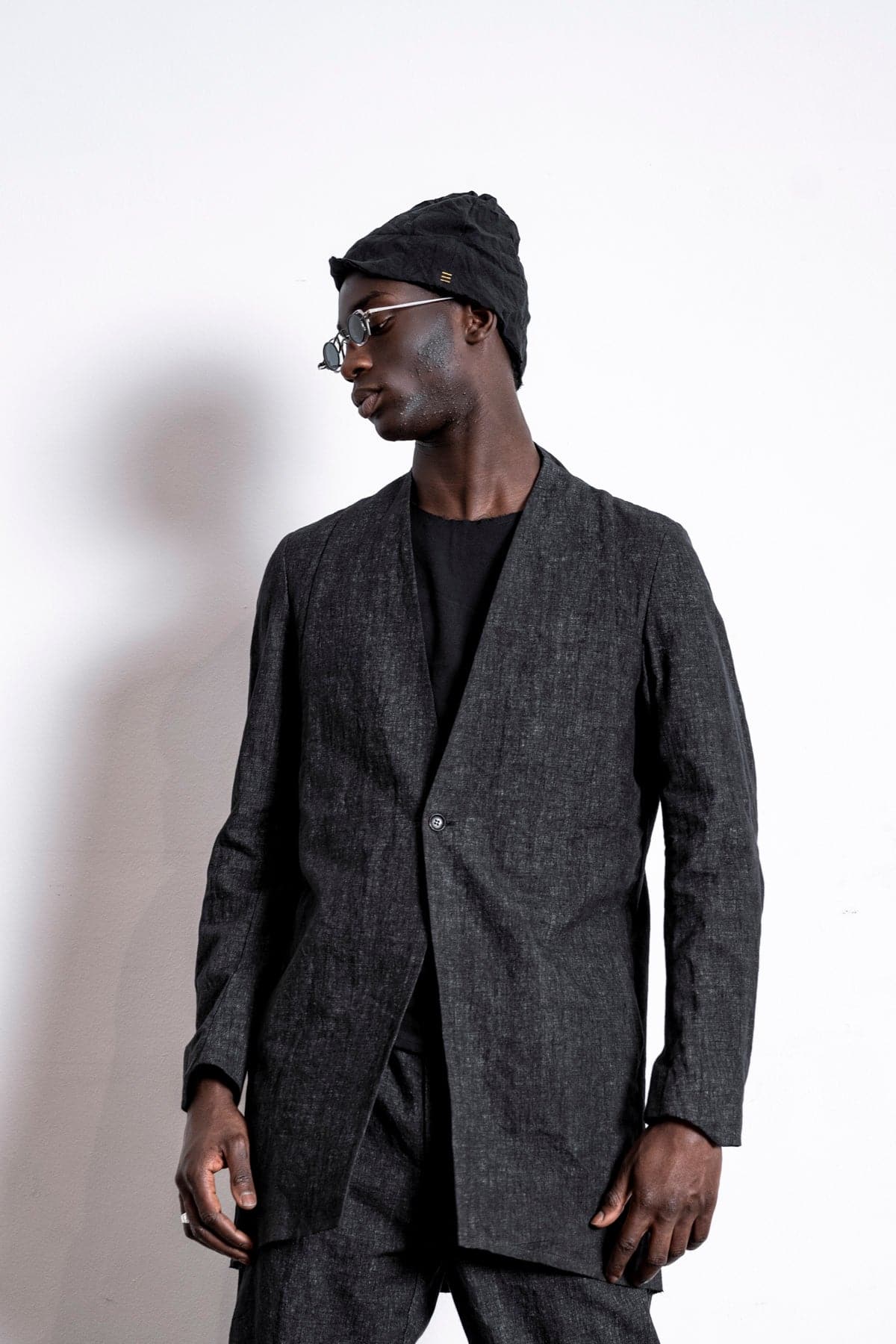 eigensinnig wien | Fromm | Schwarzer Slim Fit Herren Kurzmantel mit Stehkragen aus Leinen