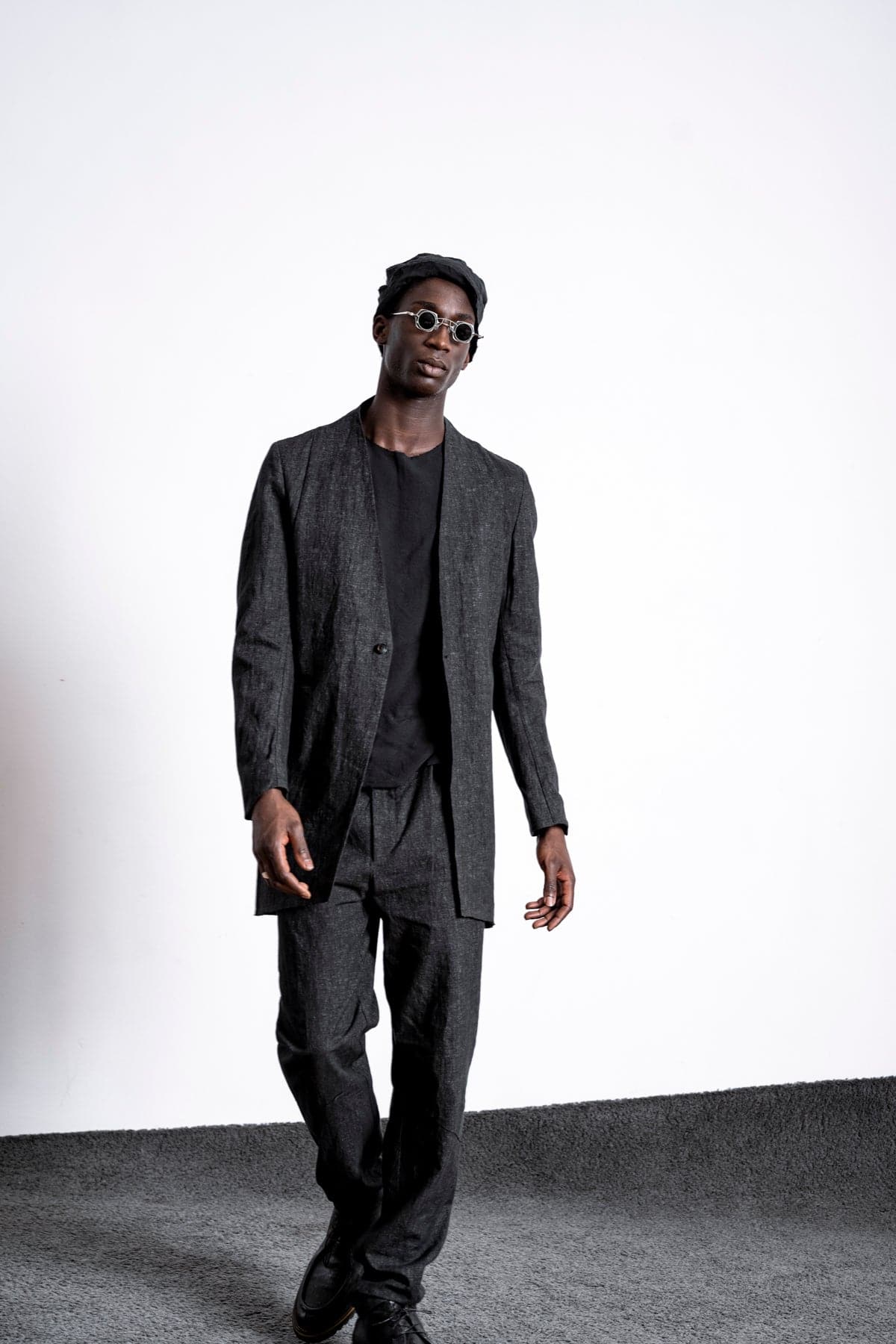 eigensinnig wien | Fromm | Schwarzer Slim Fit Herren Kurzmantel mit Stehkragen aus Leinen