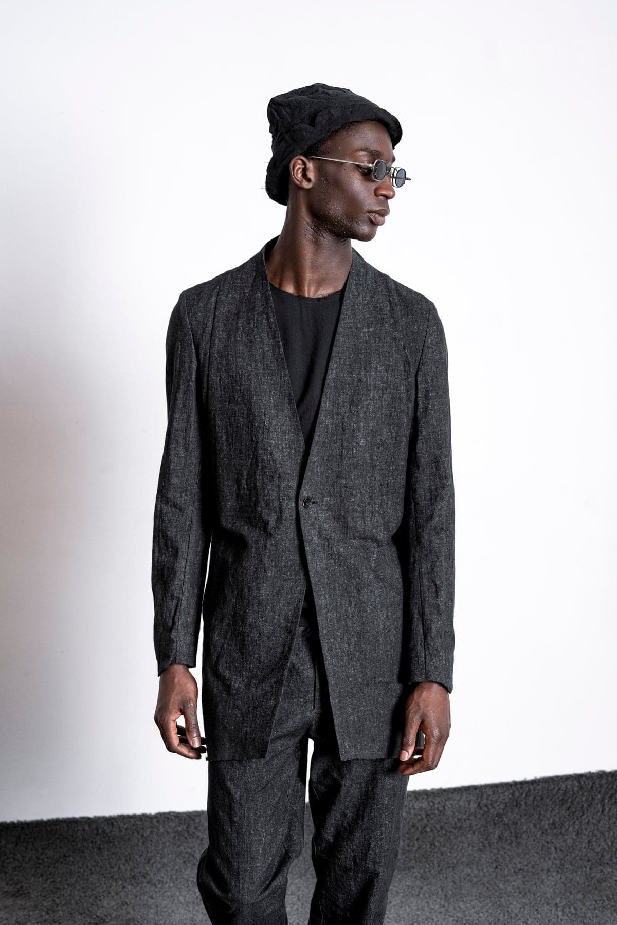eigensinnig wien | Fromm | Schwarzer Slim Fit Herren Kurzmantel mit Stehkragen aus Leinen