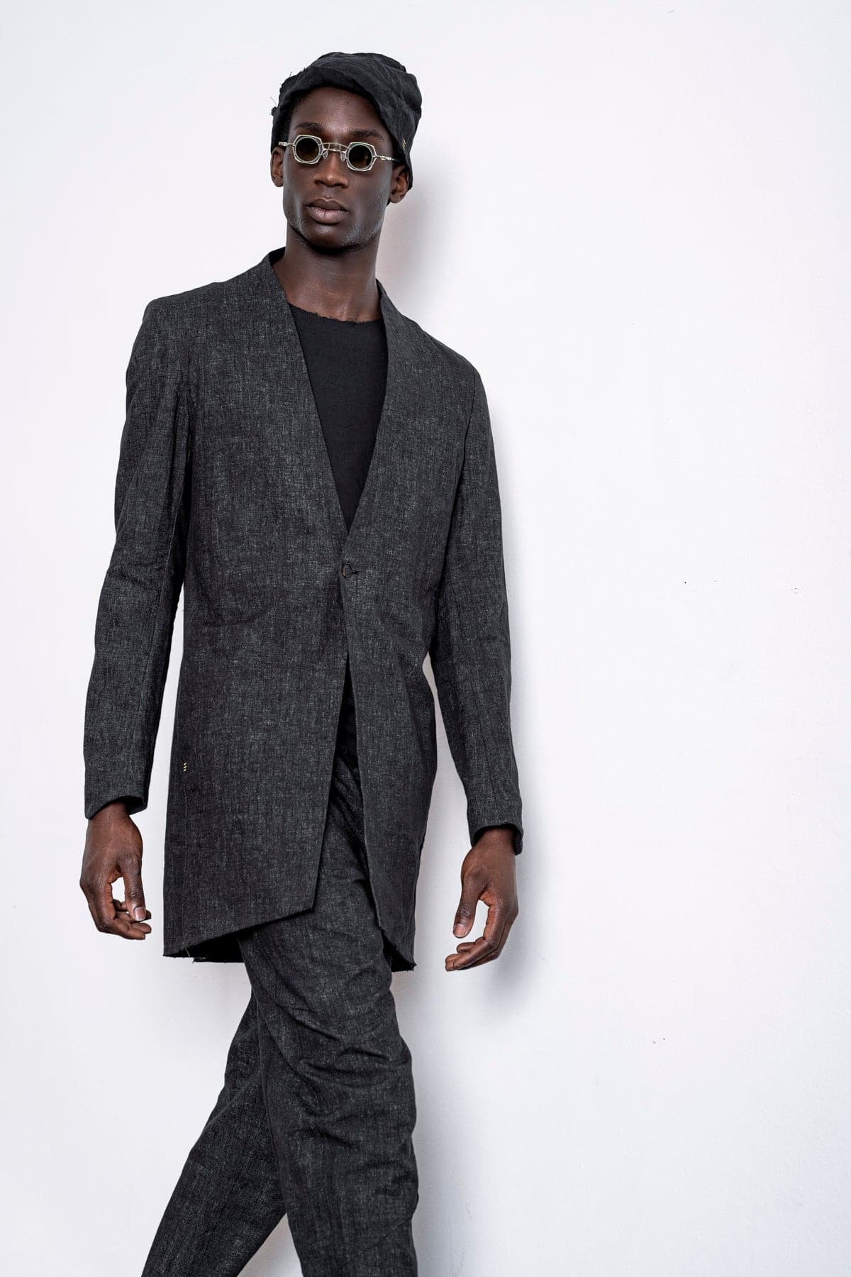 eigensinnig wien | Fromm | Schwarzer Slim Fit Herren Kurzmantel mit Stehkragen aus Leinen