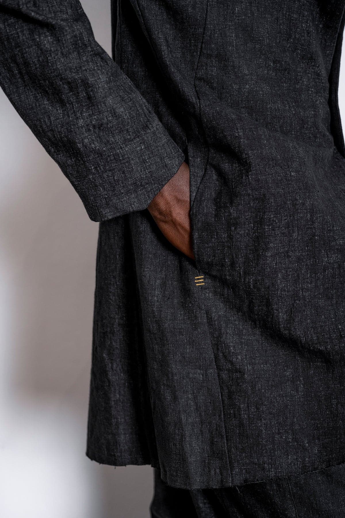 eigensinnig wien | Fromm | Schwarzer Slim Fit Herren Kurzmantel mit Stehkragen aus Leinen