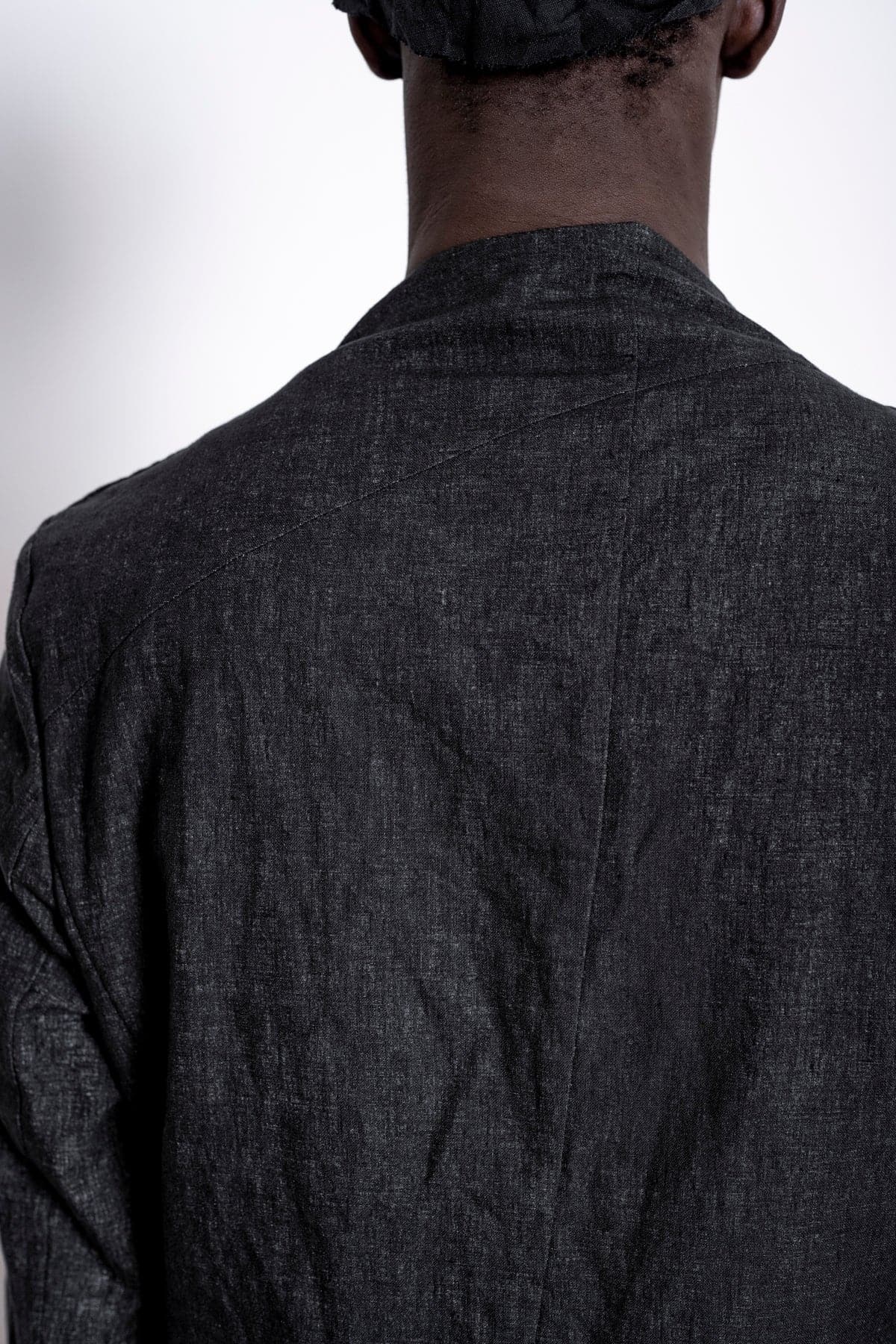 eigensinnig wien | Fromm | Schwarzer Slim Fit Herren Kurzmantel mit Stehkragen aus Leinen