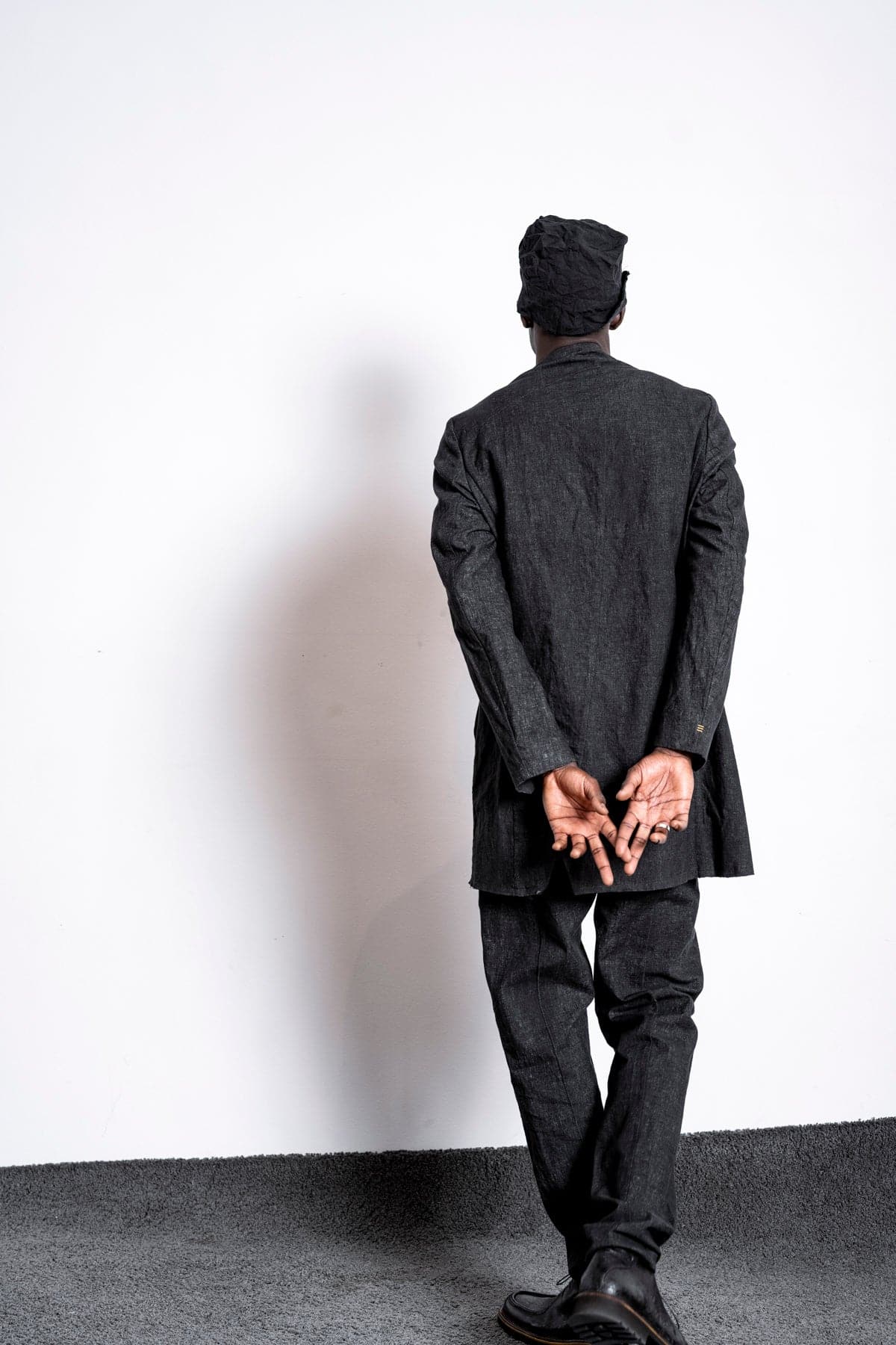 eigensinnig wien | Fromm | Schwarzer Slim Fit Herren Kurzmantel mit Stehkragen aus Leinen