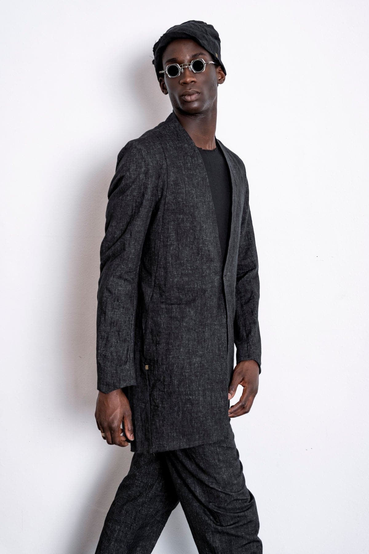 eigensinnig wien | Fromm | Schwarzer Slim Fit Herren Kurzmantel mit Stehkragen aus Leinen