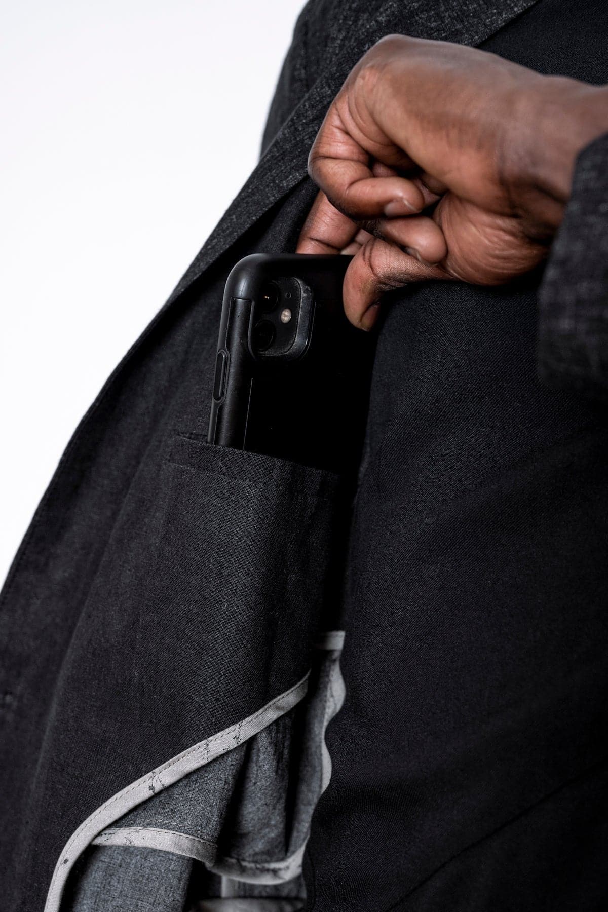 eigensinnig wien | Fromm | Schwarzer Slim Fit Herren Kurzmantel mit Stehkragen aus Leinen