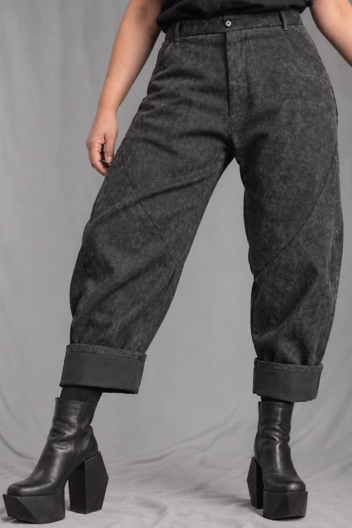 eigensinnig wien | Gassenhauer | Avantgardistische Designer Baggy Jeans aus Baumwolle in Dirty Grey