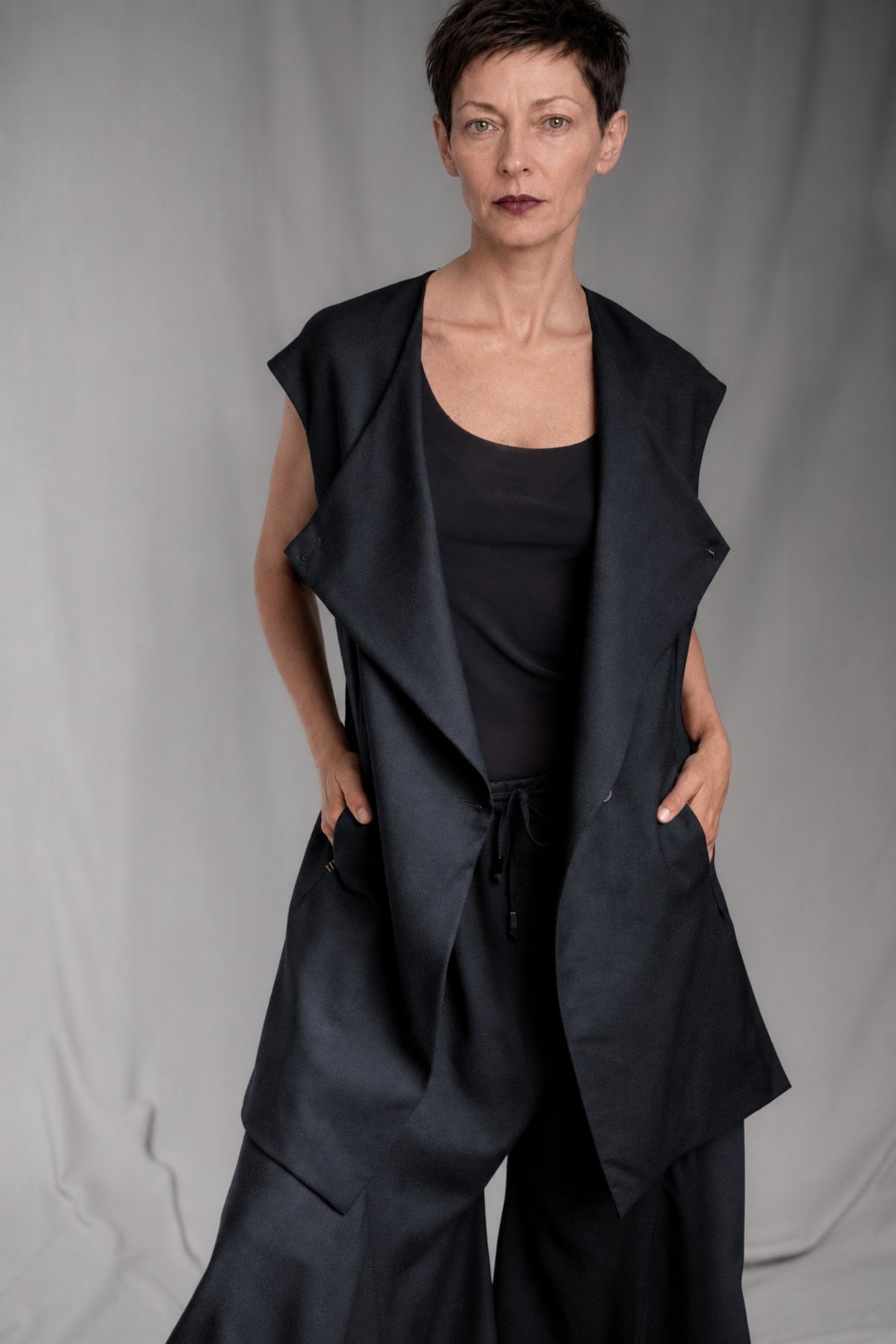 eigensinnig wien | Gilgamesch | Nachtblaue Designer-Longweste für Damen aus Seide/Wolle