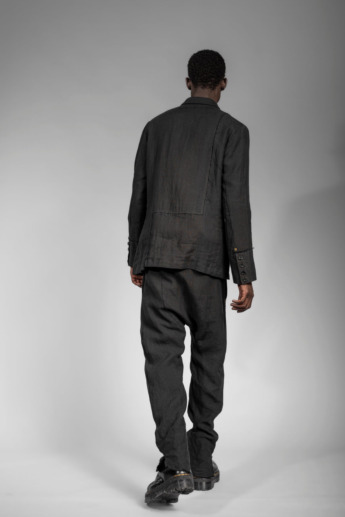 eigensinnig wien | GoePop | Schwarzer Leinen Anzug für Herren