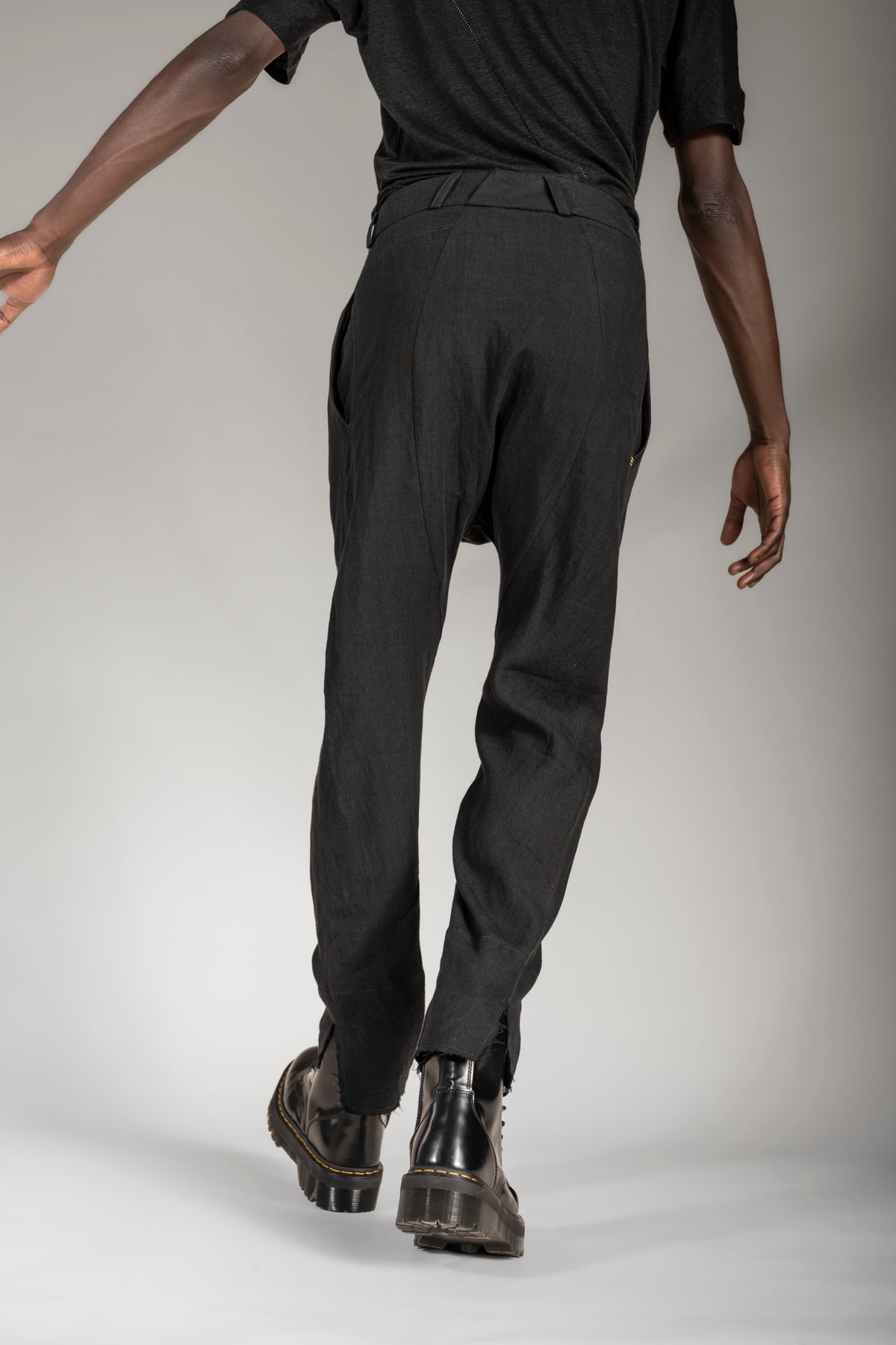 eigensinnig wien | Goethe | Schwarze Designer Leinenhose mit tiefem Schritt