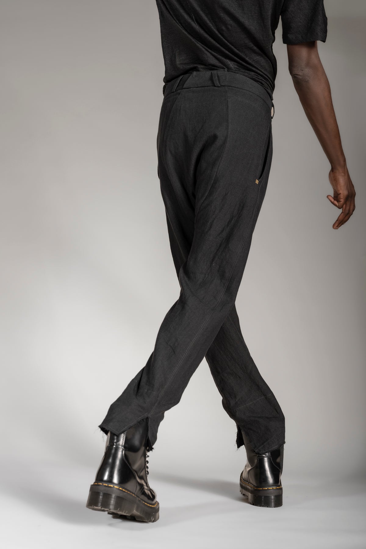 eigensinnig wien | Goethe | Schwarze Designer Leinenhose mit tiefem Schritt