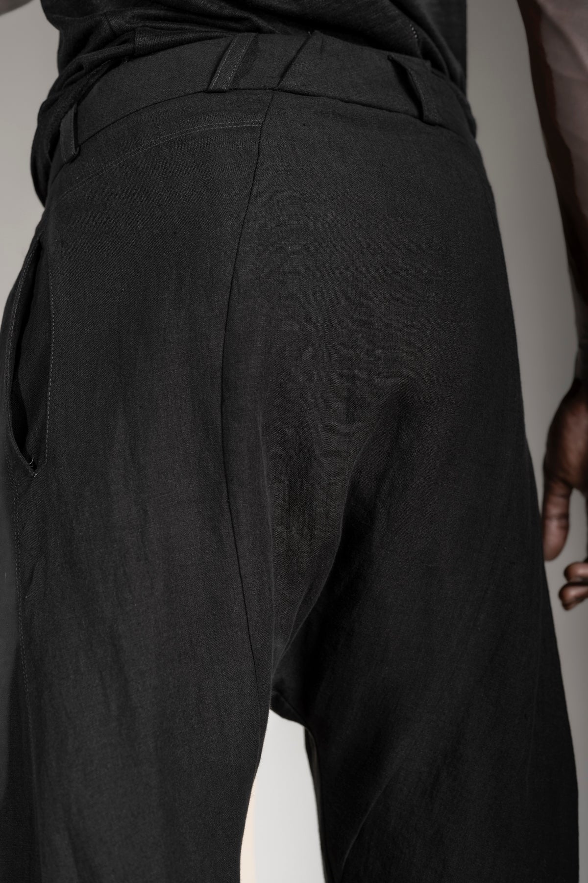 eigensinnig wien | Goethe | Schwarze Designer Leinenhose mit tiefem Schritt
