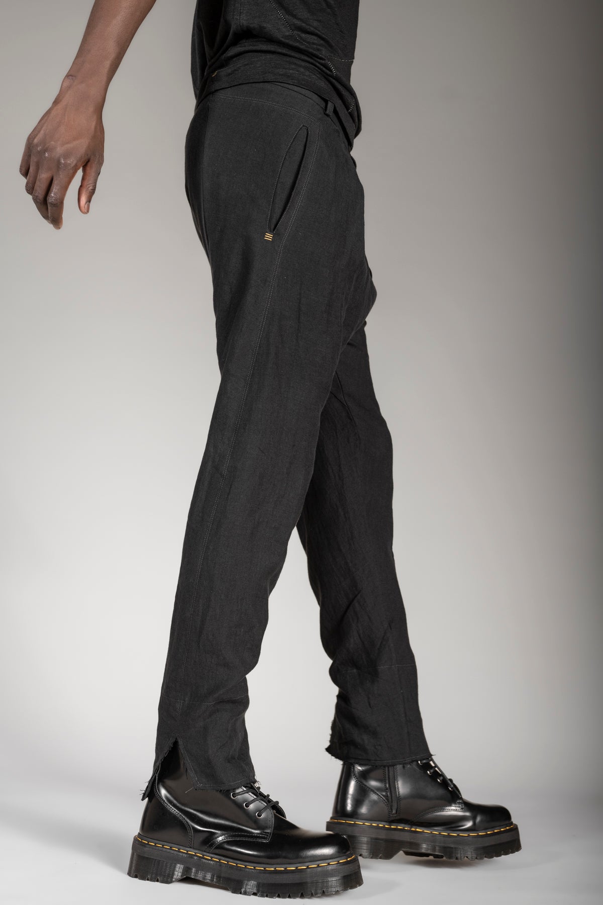 eigensinnig wien | Goethe | Schwarze Designer Leinenhose mit tiefem Schritt