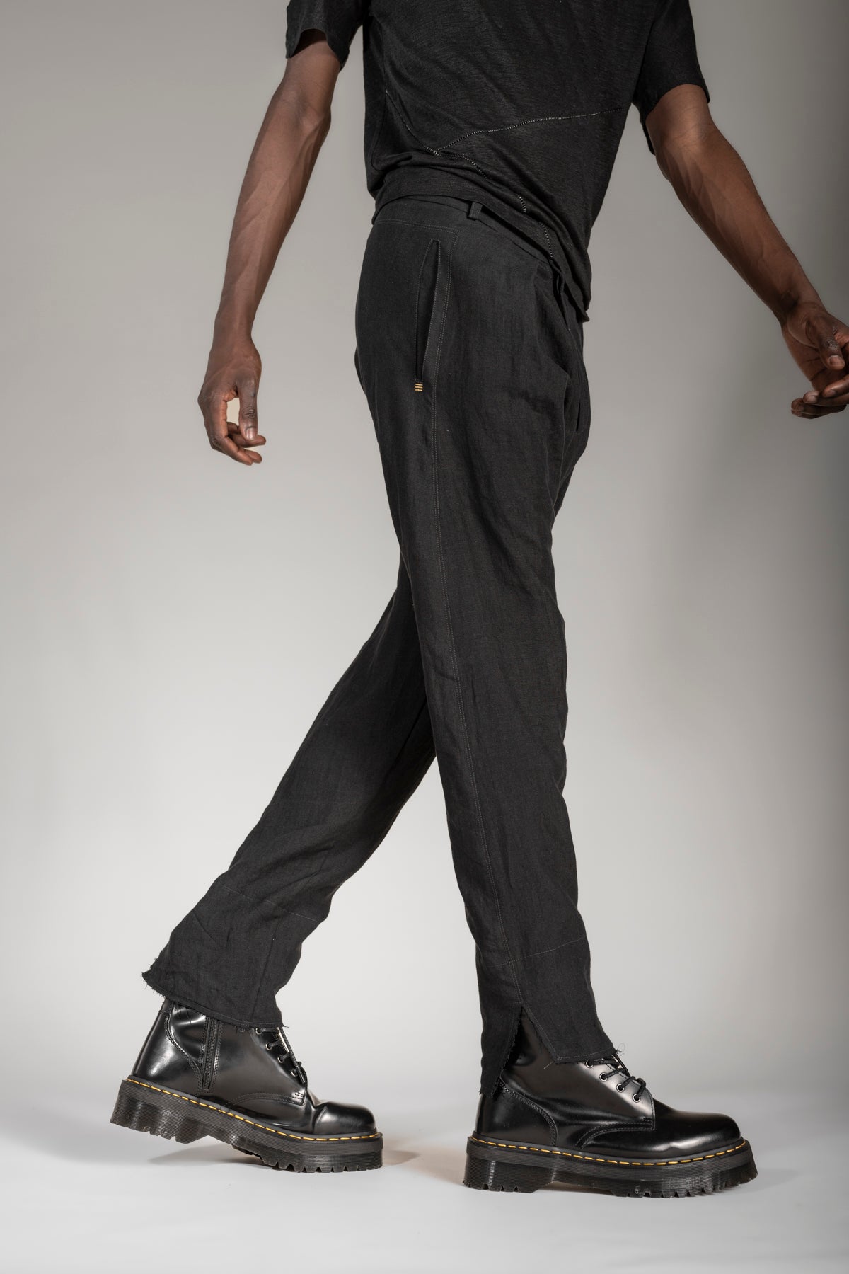 eigensinnig wien | Goethe | Schwarze Designer Leinenhose mit tiefem Schritt