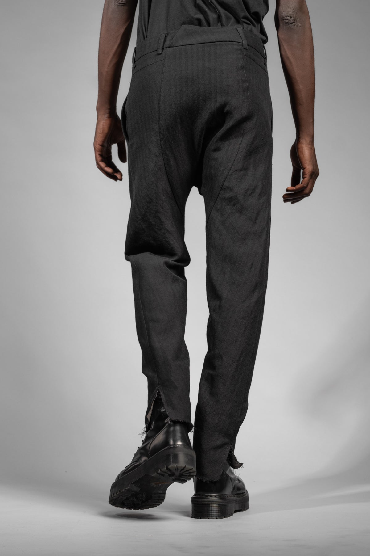 eigensinnig wien | Goethe | Schwarze Drop Crotch Pants mit Bundfalten aus japanischem Wolle-Leinen-Mix