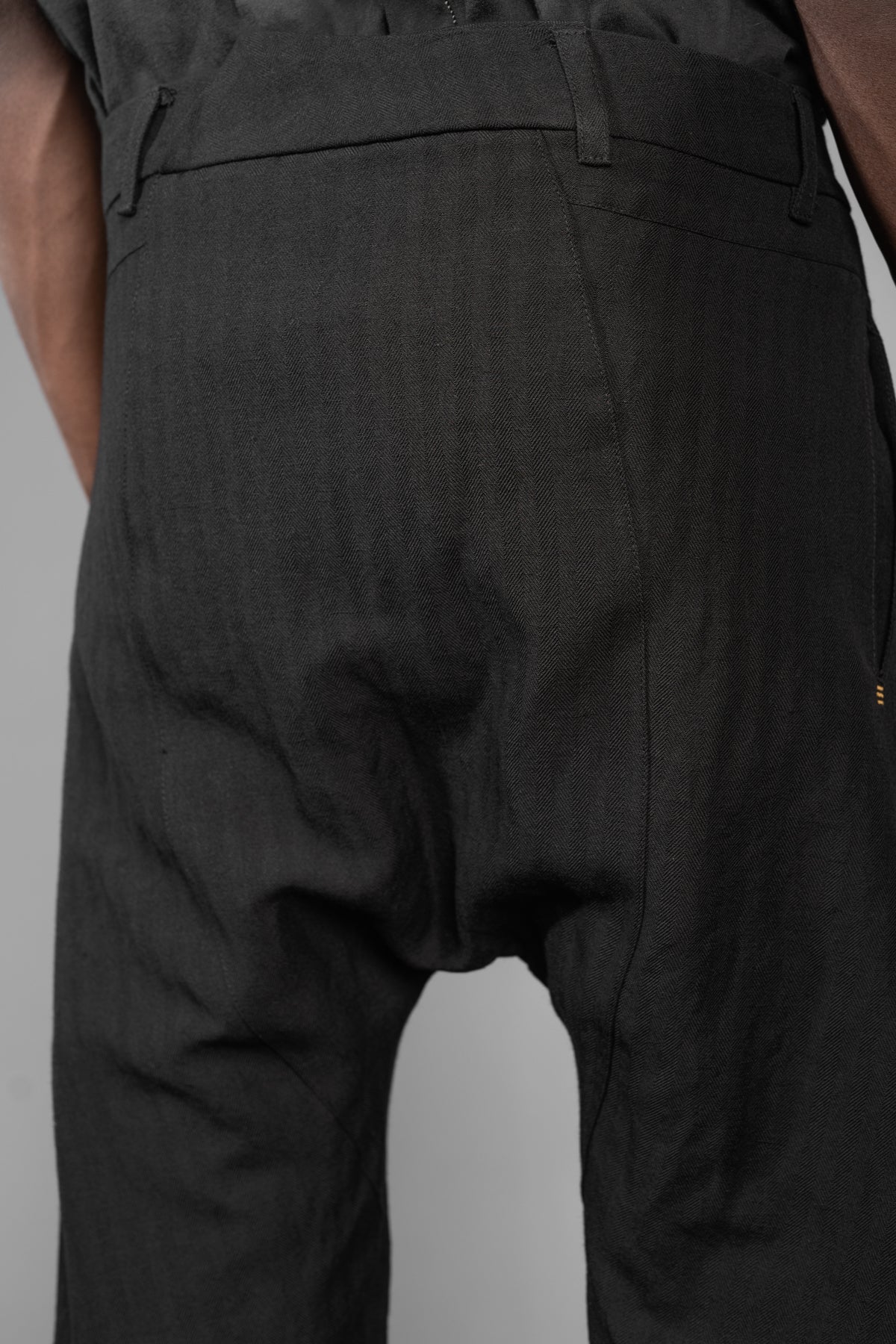 eigensinnig wien | Goethe | Schwarze Drop Crotch Pants mit Bundfalten aus japanischem Wolle-Leinen-Mix