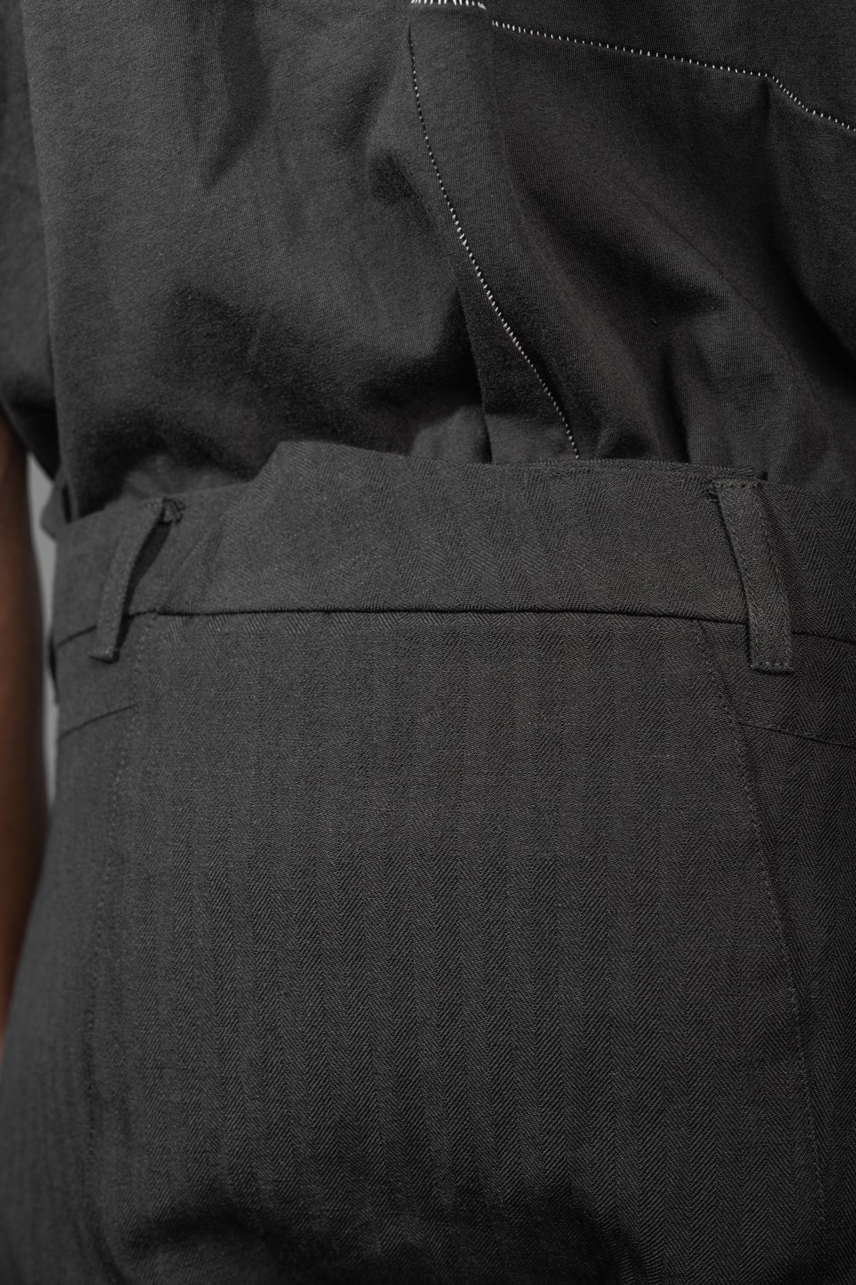 eigensinnig wien | Goethe | Schwarze Drop Crotch Pants mit Bundfalten aus japanischem Wolle-Leinen-Mix