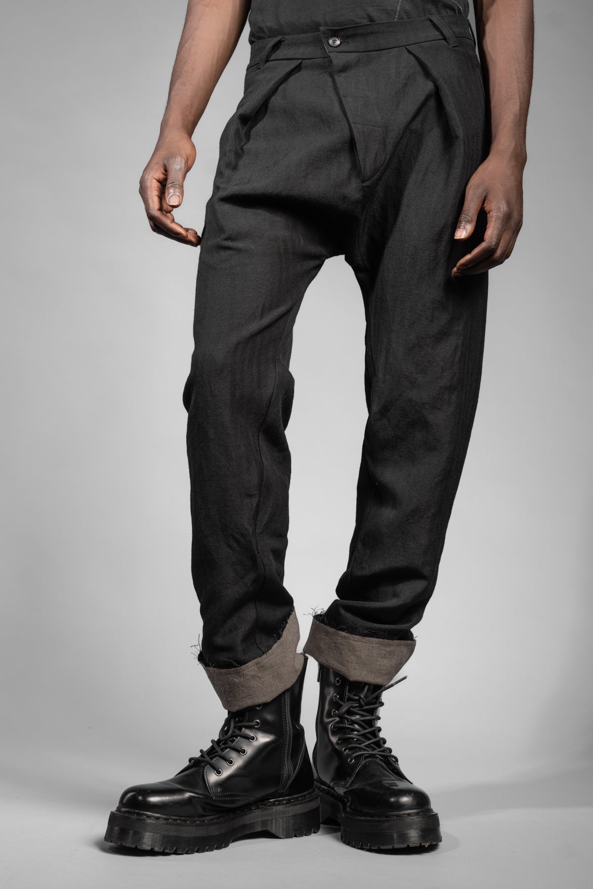 eigensinnig wien | Goethe | Schwarze Drop Crotch Pants mit Bundfalten aus japanischem Wolle-Leinen-Mix