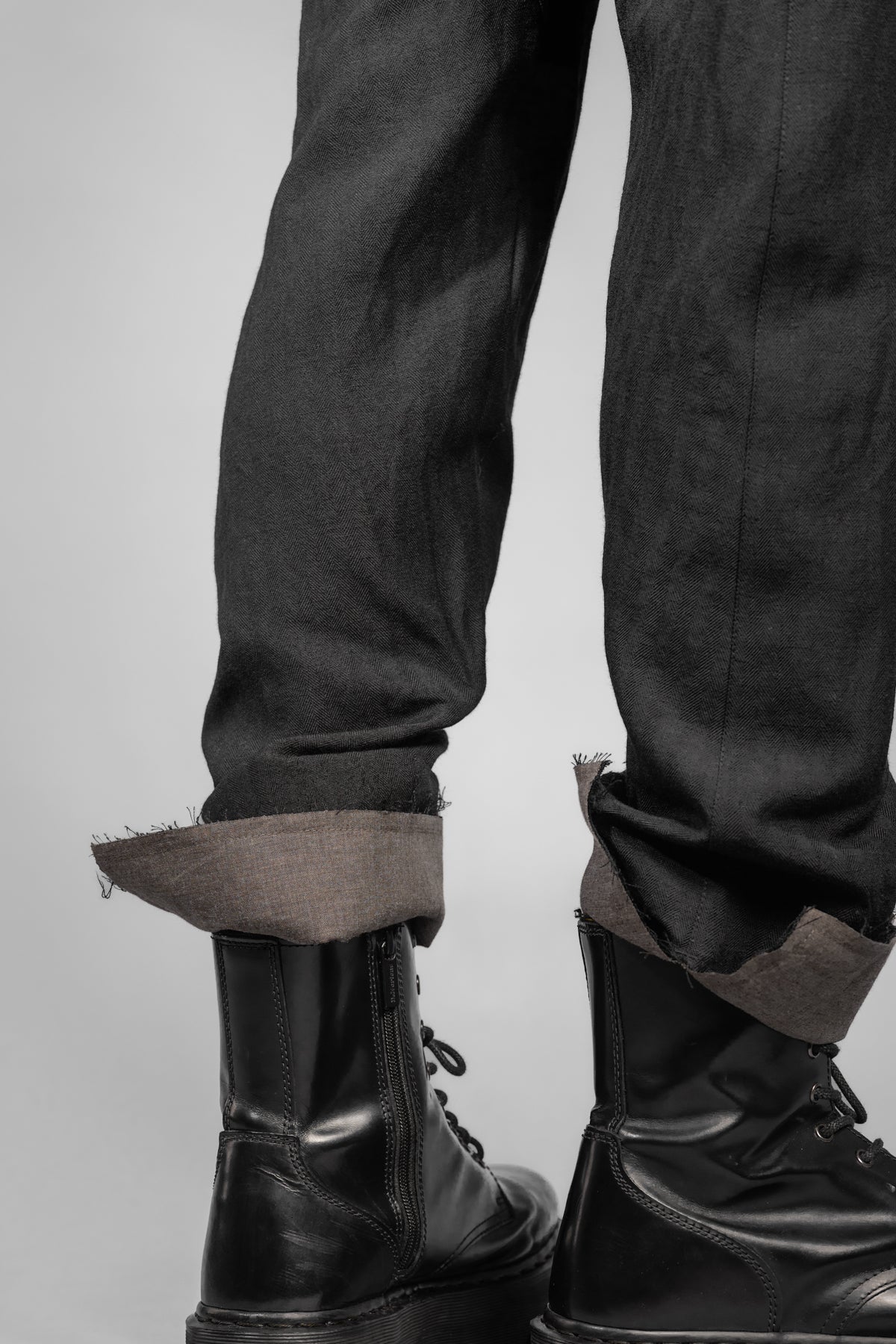 eigensinnig wien | Goethe | Schwarze Drop Crotch Pants mit Bundfalten aus japanischem Wolle-Leinen-Mix