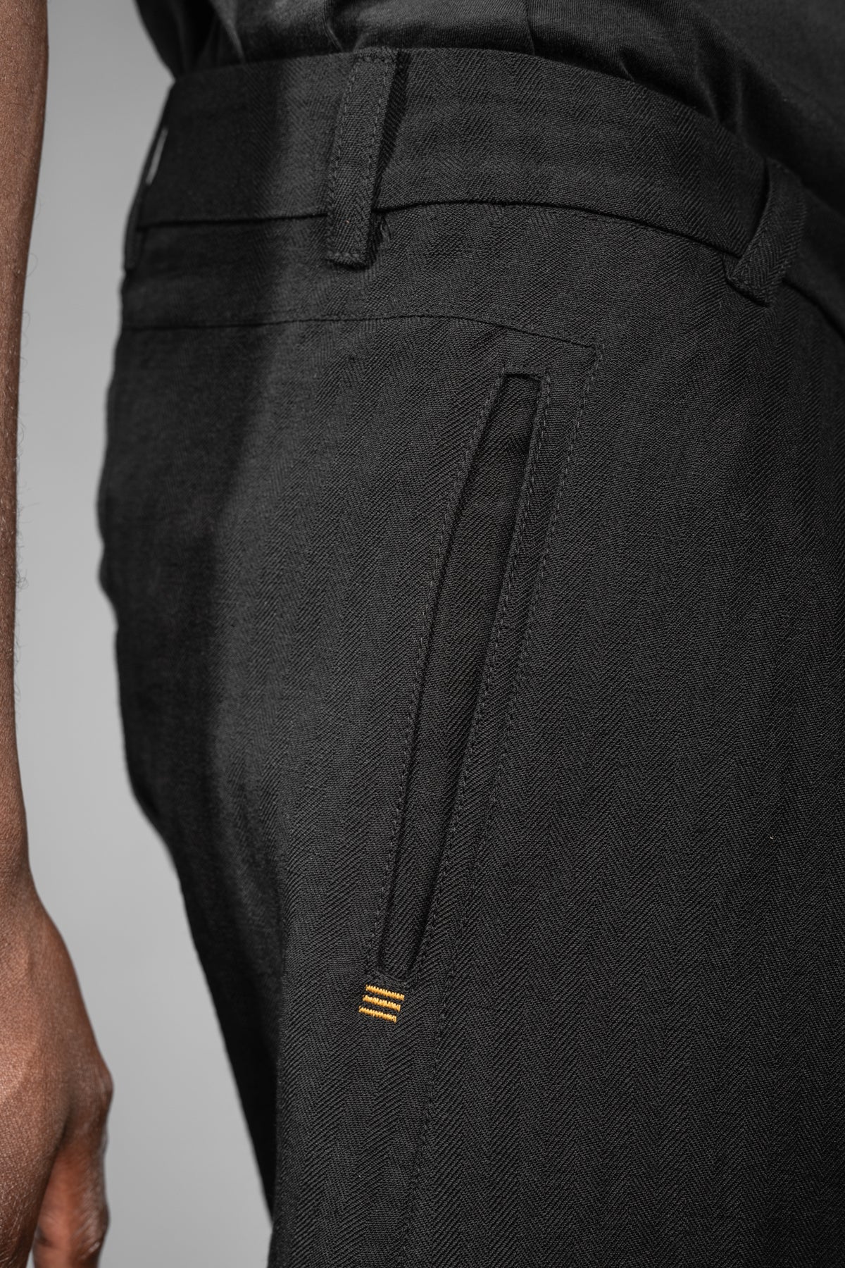 eigensinnig wien | Goethe | Schwarze Drop Crotch Pants mit Bundfalten aus japanischem Wolle-Leinen-Mix