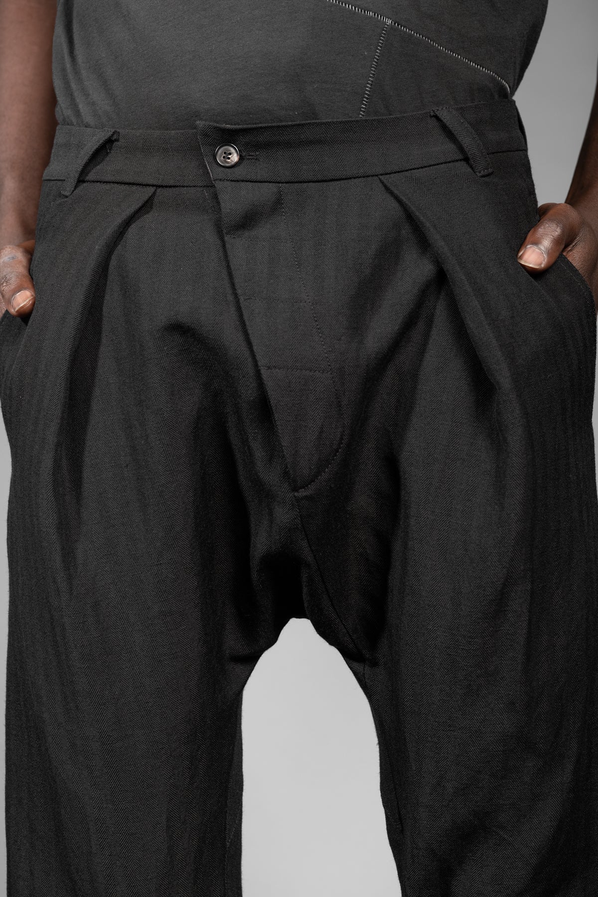 eigensinnig wien | Goethe | Schwarze Drop Crotch Pants mit Bundfalten aus japanischem Wolle-Leinen-Mix