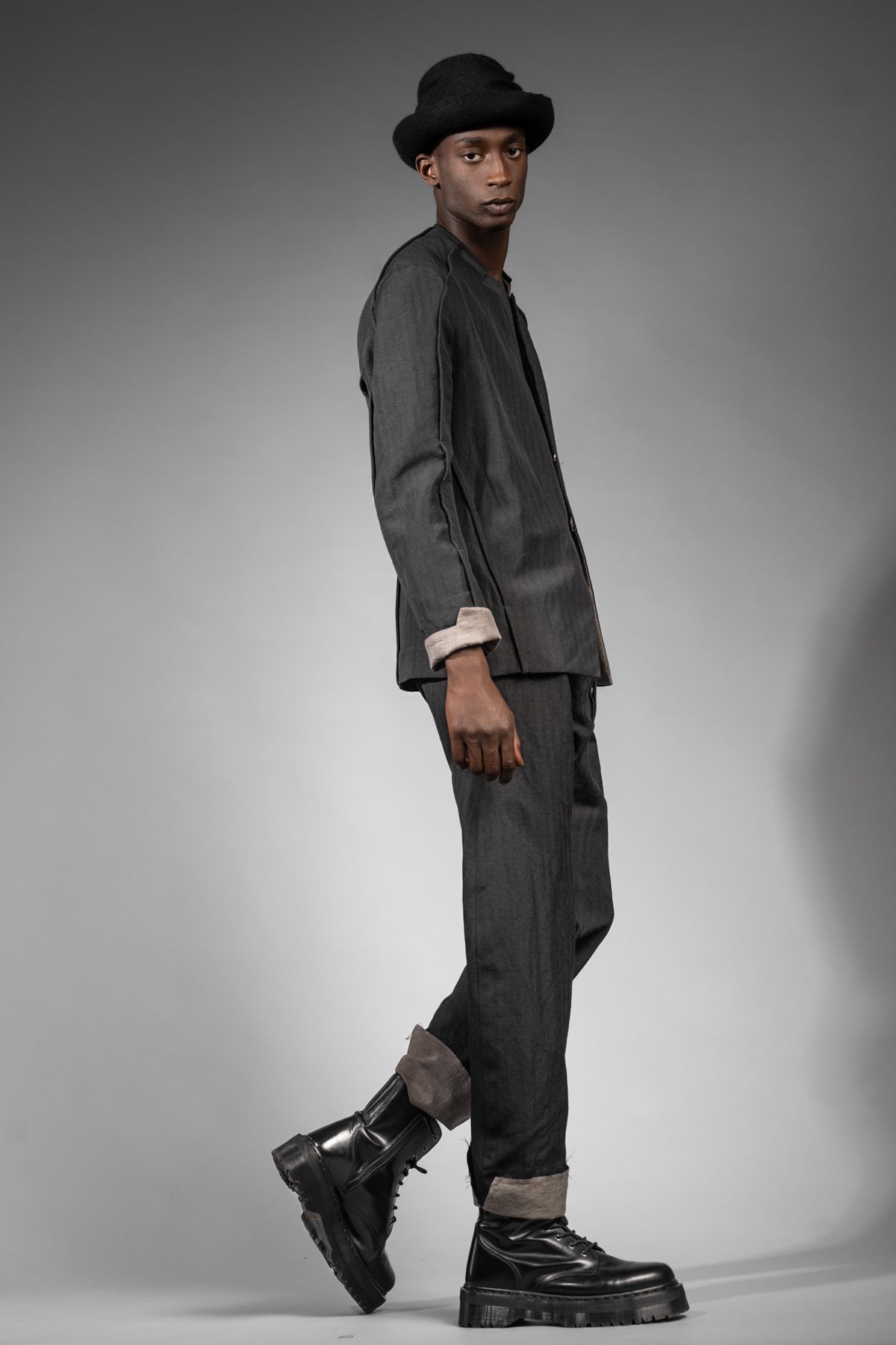 eigensinnig wien | GoeWal | Schwarzer Designer Streifen Anzug für Herren mit Drop Crotch Pants