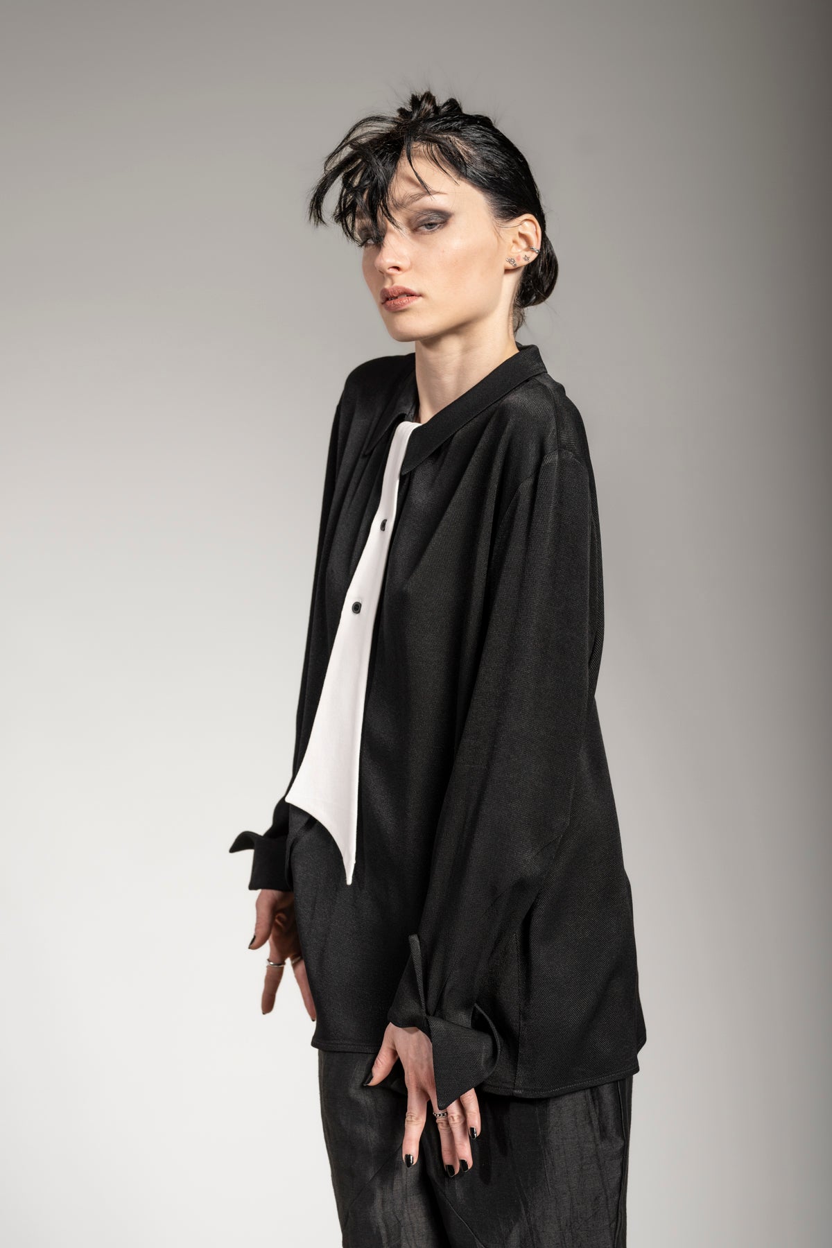 eigensinnig wien | Grace | Asymmetrische Bluse mit Krawatte für Frauen in Schwarz