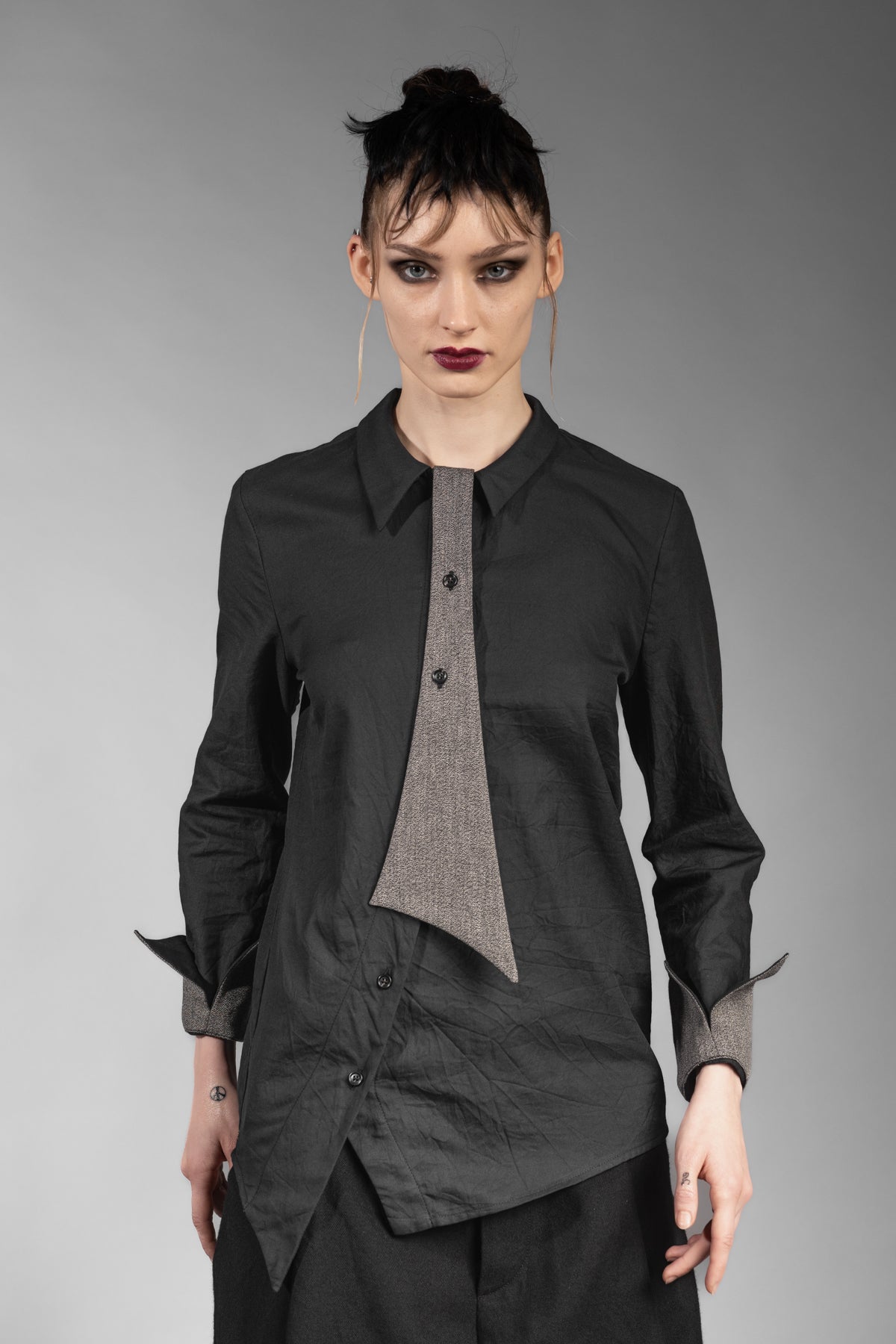 eigensinnig wien | Grace | Asymmetrische, schwarze Designer Hemdbluse mit abnehmbarer Krawatte für Damen