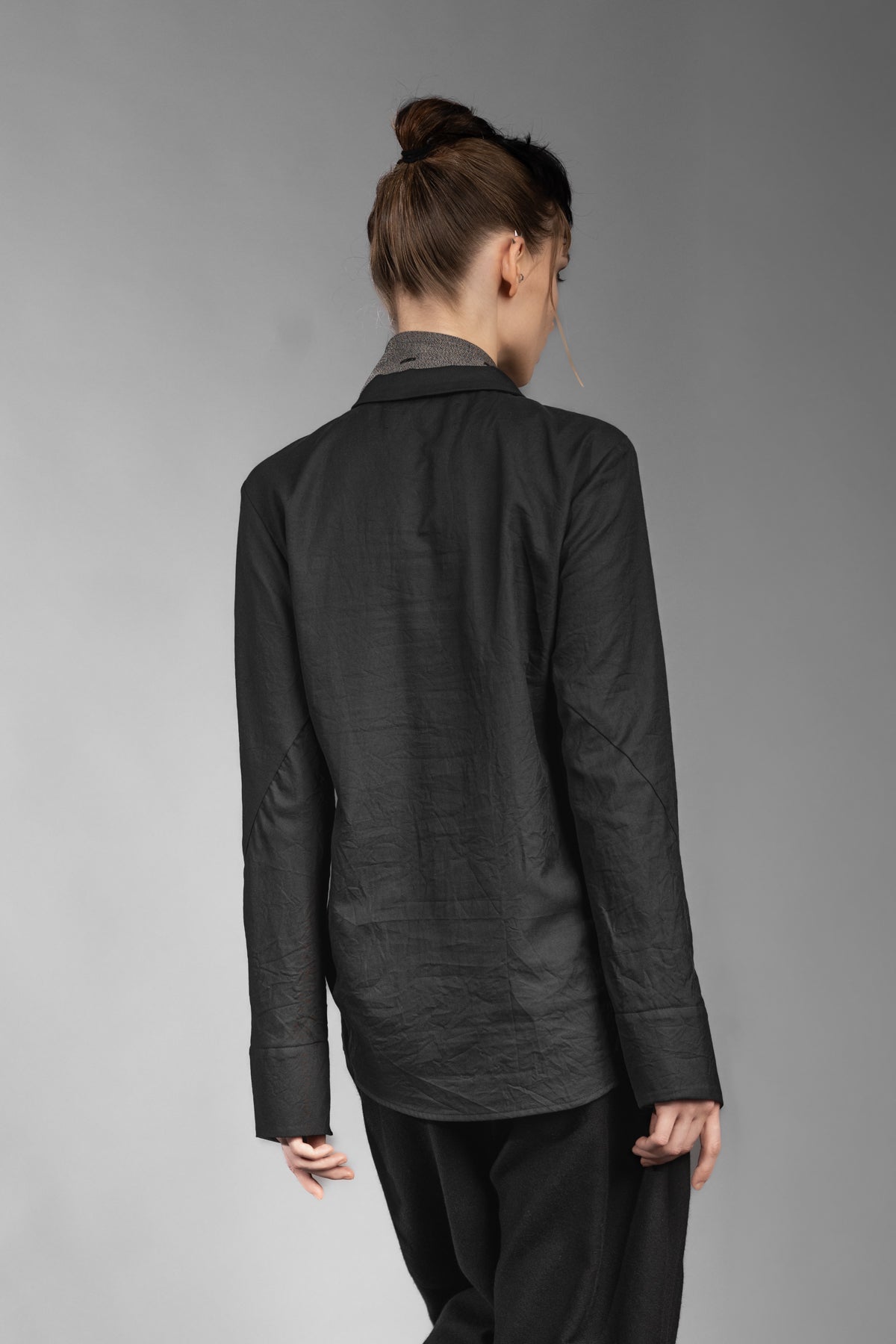 eigensinnig wien | Grace | Asymmetrische, schwarze Designer Hemdbluse mit abnehmbarer Krawatte für Damen