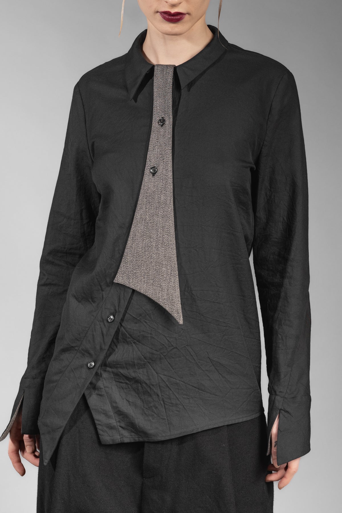 eigensinnig wien | Grace | Asymmetrische, schwarze Designer Hemdbluse mit abnehmbarer Krawatte für Damen
