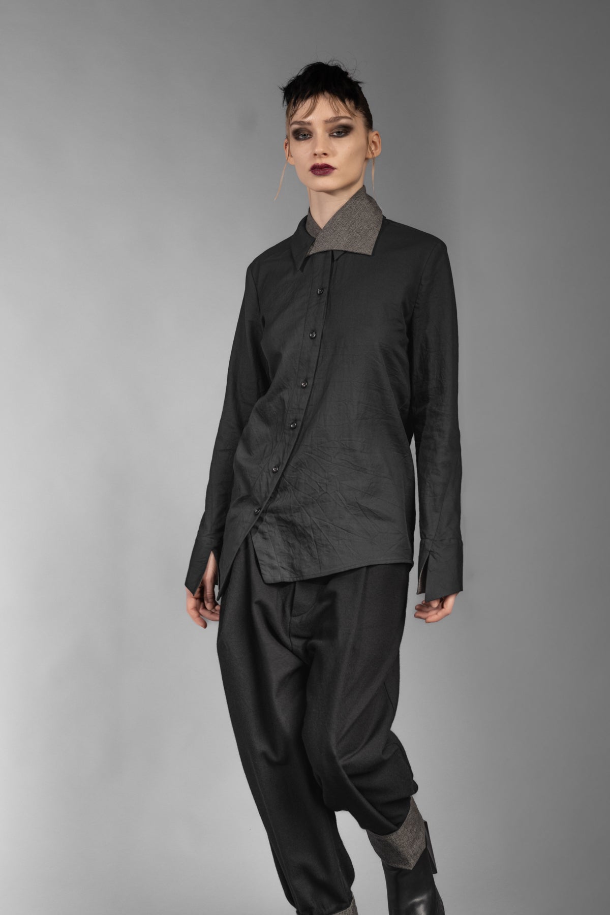 eigensinnig wien | Grace | Asymmetrische, schwarze Designer Hemdbluse mit abnehmbarer Krawatte für Damen