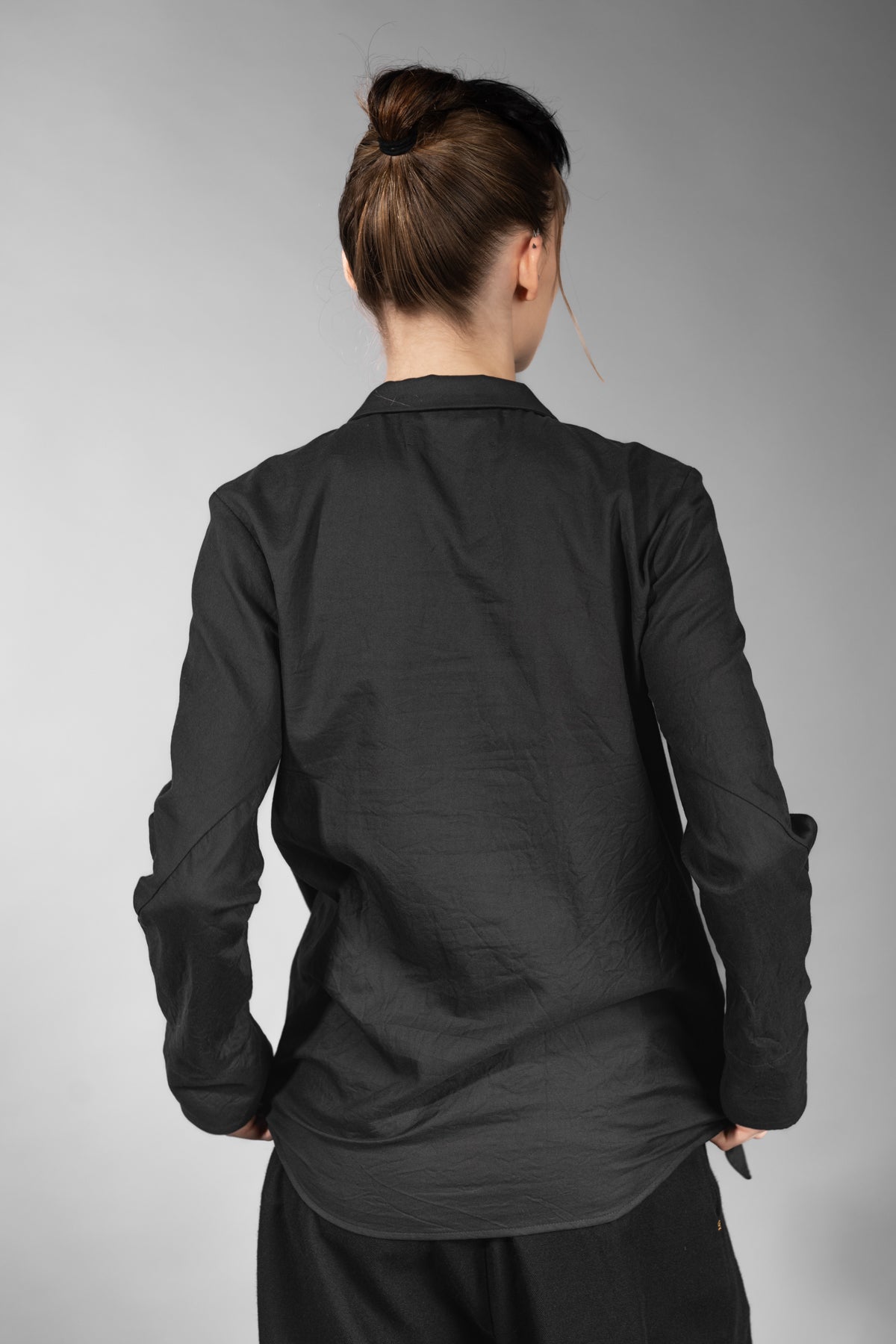 eigensinnig wien | Grace | Asymmetrische, schwarze Designer Hemdbluse mit abnehmbarer Krawatte für Damen