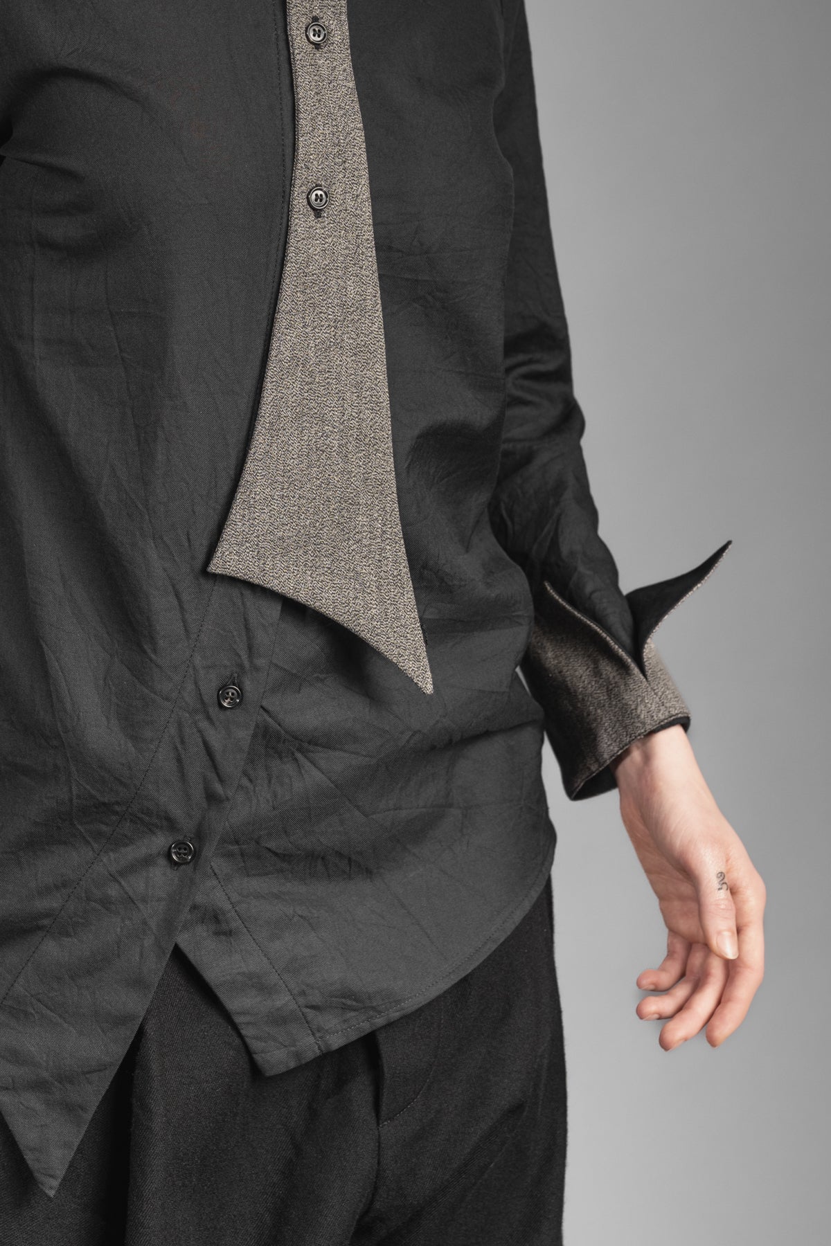 eigensinnig wien | Grace | Asymmetrische, schwarze Designer Hemdbluse mit abnehmbarer Krawatte für Damen