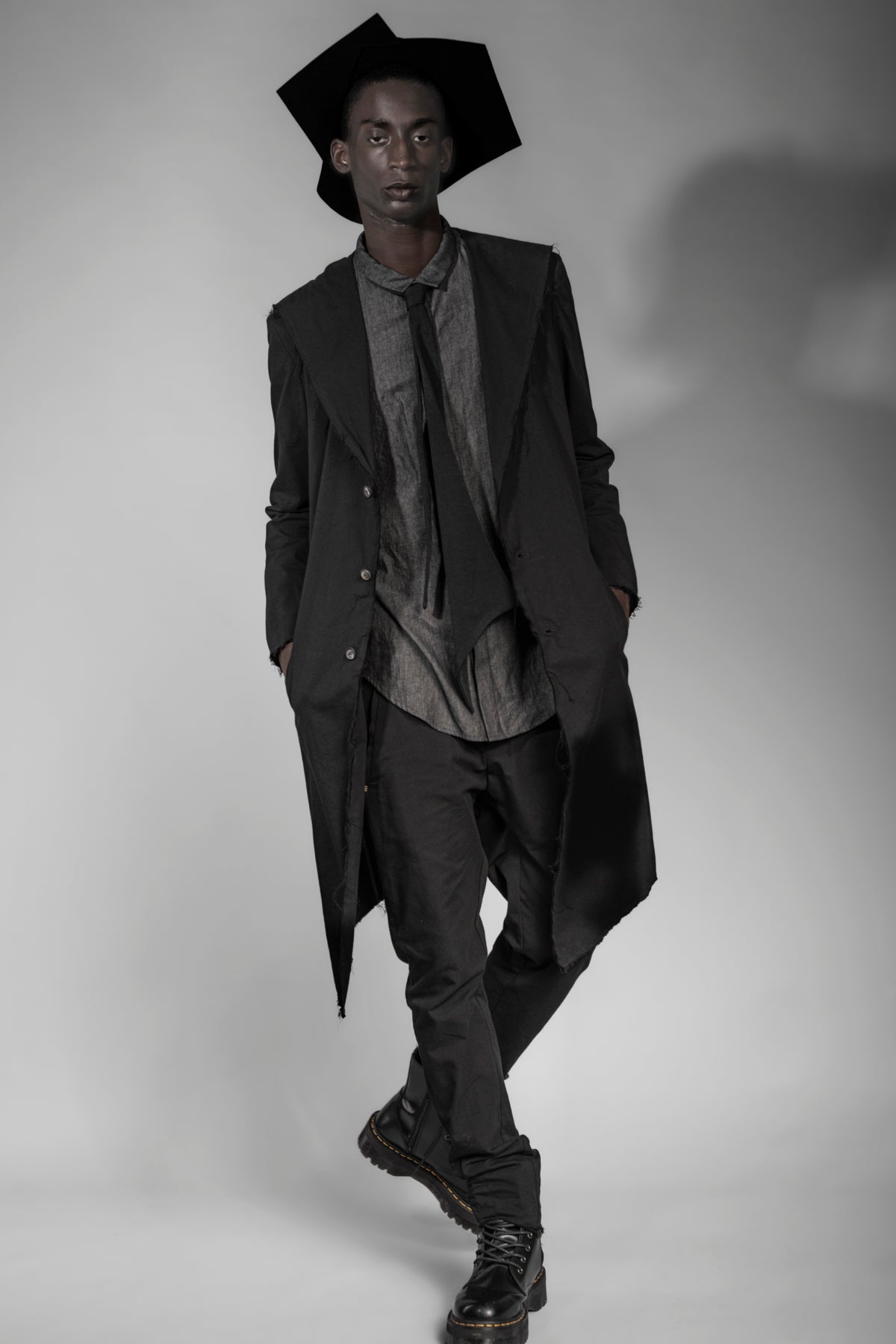 Outfit Grau Schwarzer Mantel Schwarzer Mantel Mit Hahnentritt-Muster