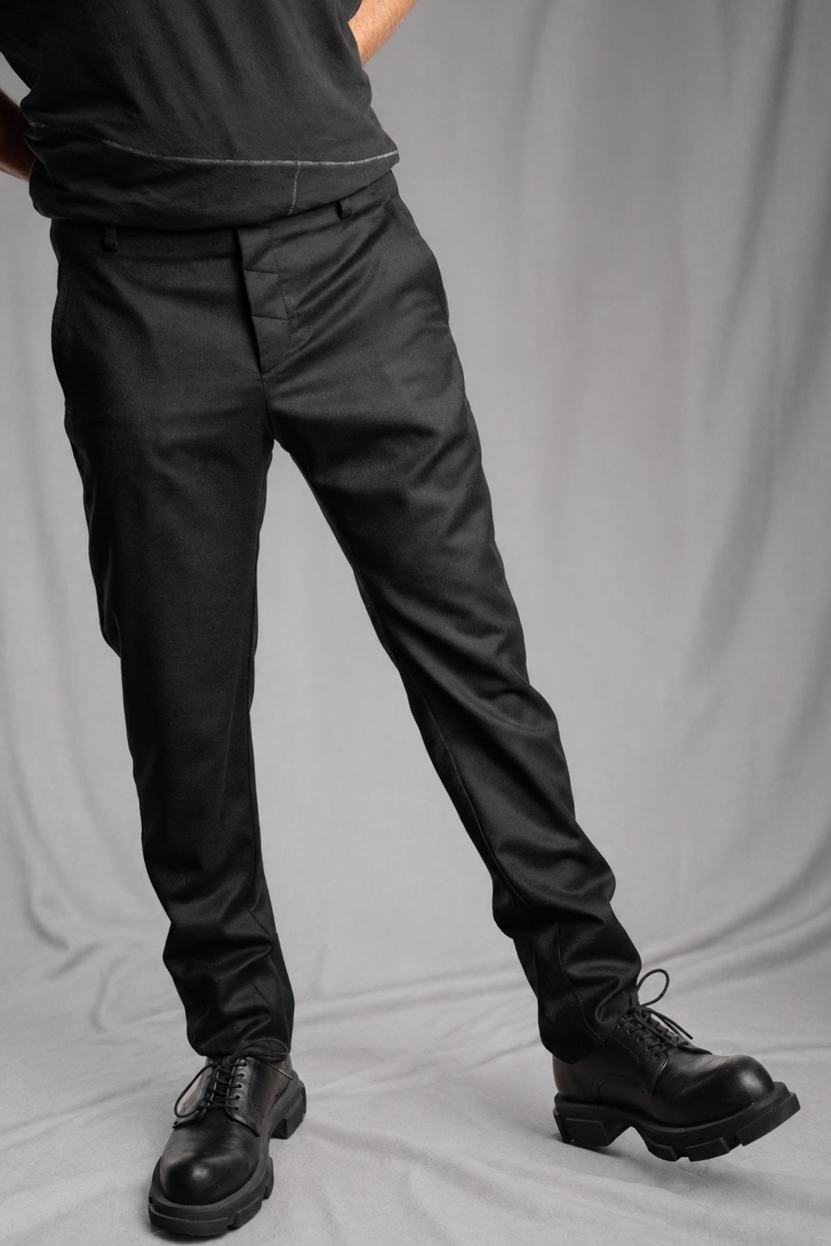 eigensinnig wien | Gropius | Elegante schwarze Anzugshose für Herren in Regular Fit aus hochwertiger Woll-Flanell