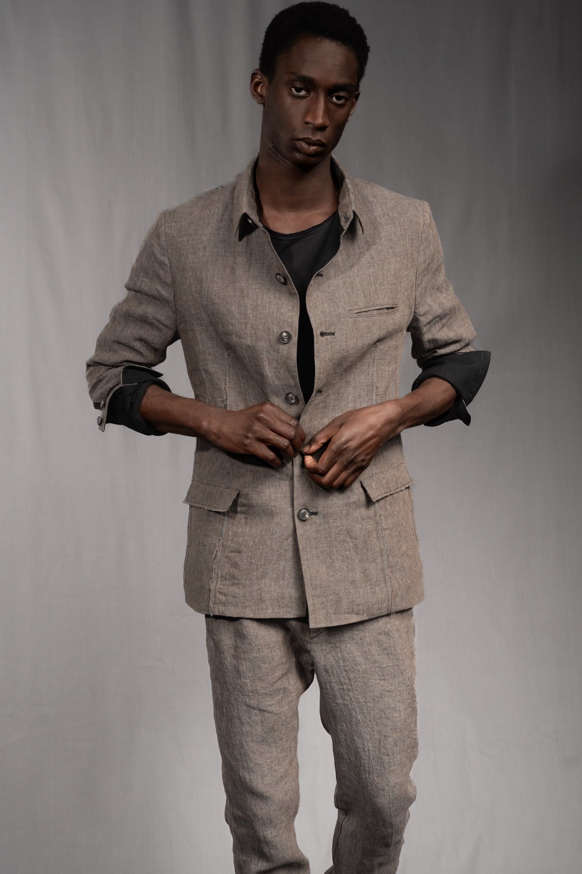 eigensinnig wien | GroPop | Nonkonformistischer Sommeranzug für Herren aus feinem italienischen Leinen