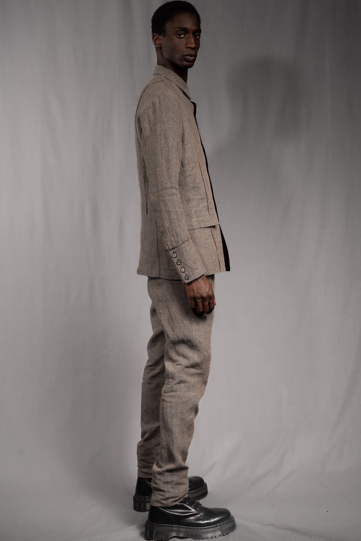 eigensinnig wien | GroPop | Nonkonformistischer Sommeranzug für Herren aus feinem italienischen Leinen