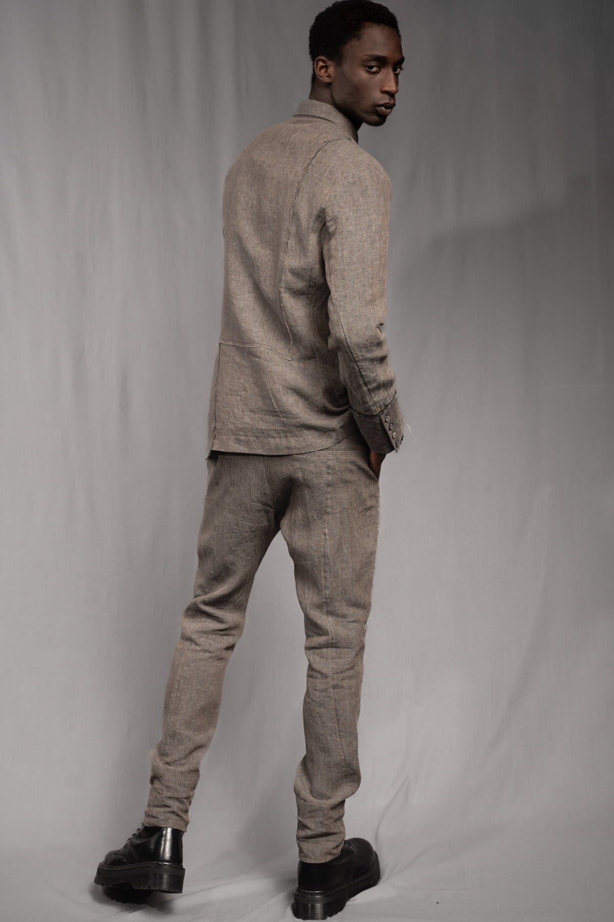 eigensinnig wien | GroPop | Nonkonformistischer Sommeranzug für Herren aus feinem italienischen Leinen