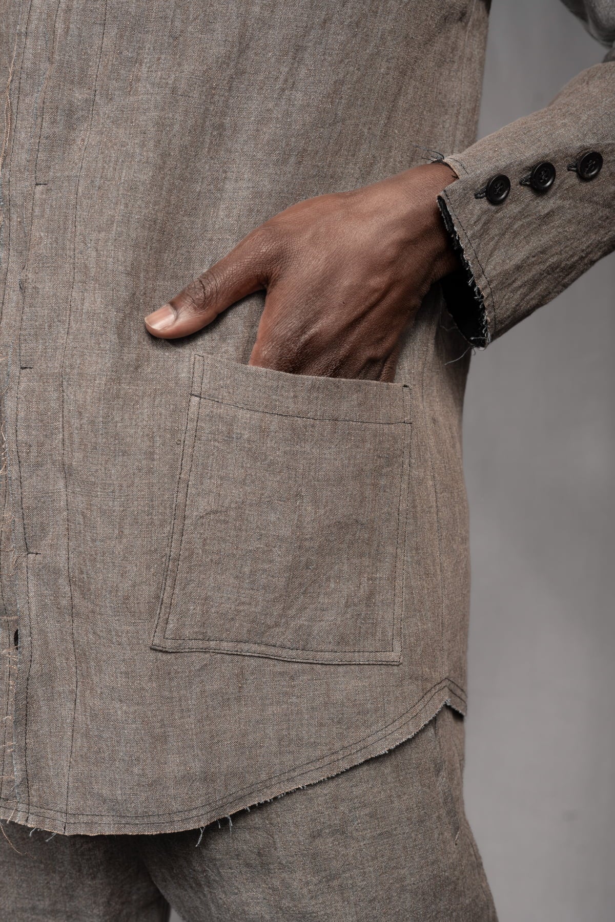 eigensinnig wien | GroTho | Designer-Sommeranzug für Herren aus Leinen mit Overshirt und schmaler Hose