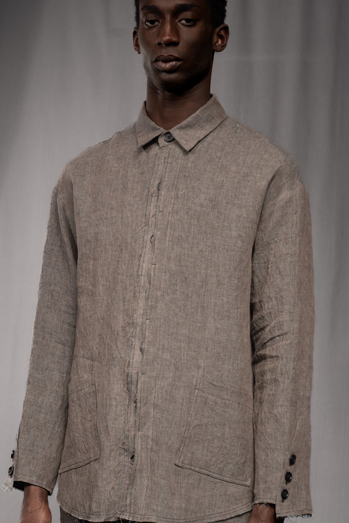 eigensinnig wien | GroTho | Designer-Sommeranzug für Herren aus Leinen mit Overshirt und schmaler Hose