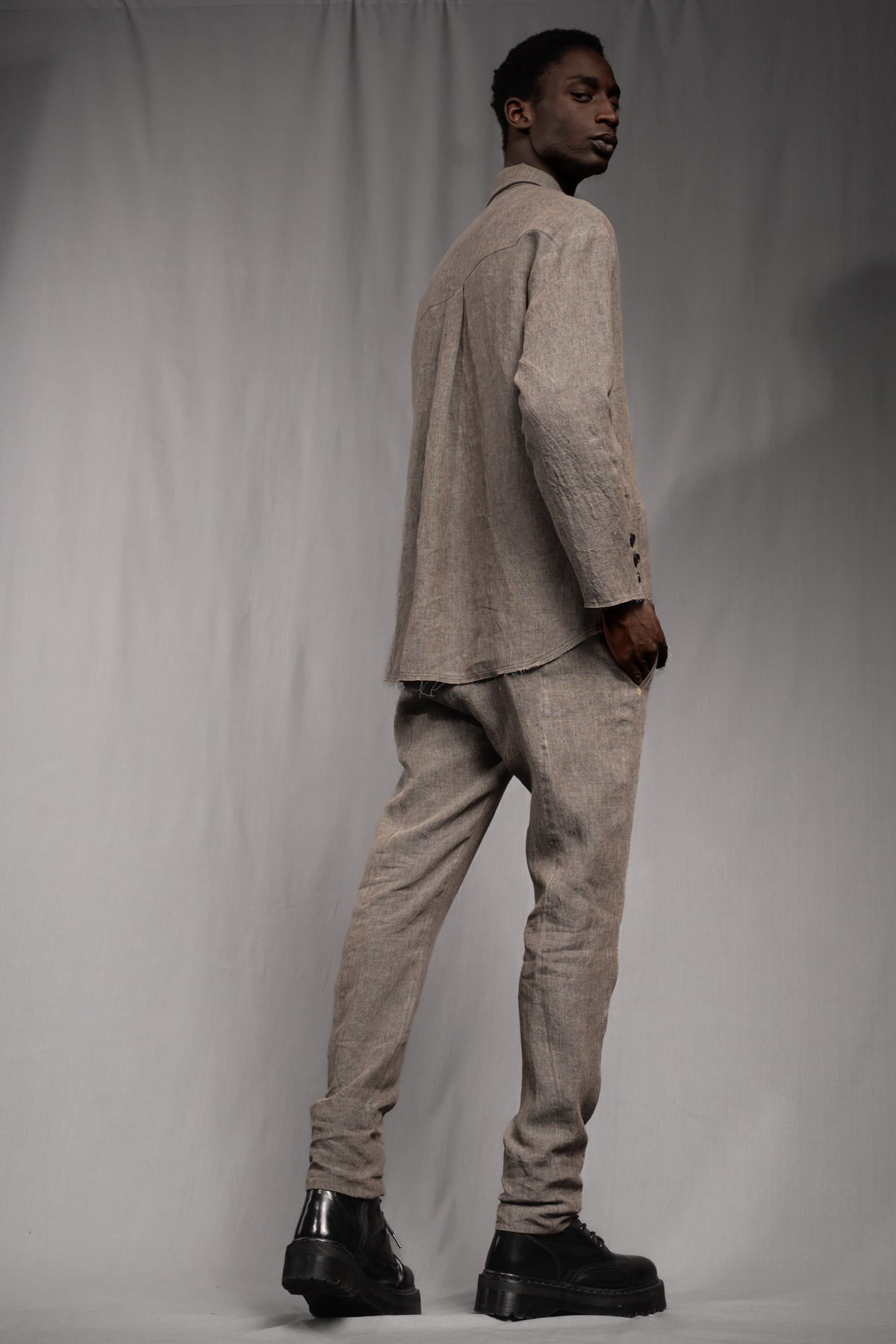 eigensinnig wien | GroTho | Designer-Sommeranzug für Herren aus Leinen mit Overshirt und schmaler Hose