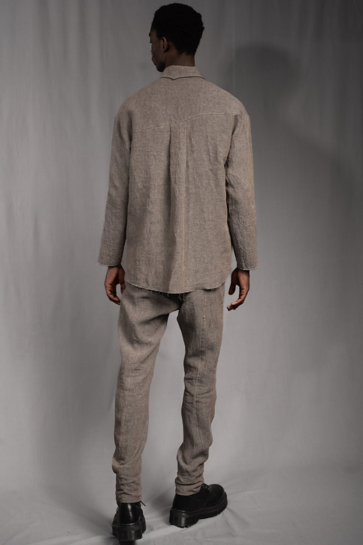 eigensinnig wien | GroTho | Designer-Sommeranzug für Herren aus Leinen mit Overshirt und schmaler Hose