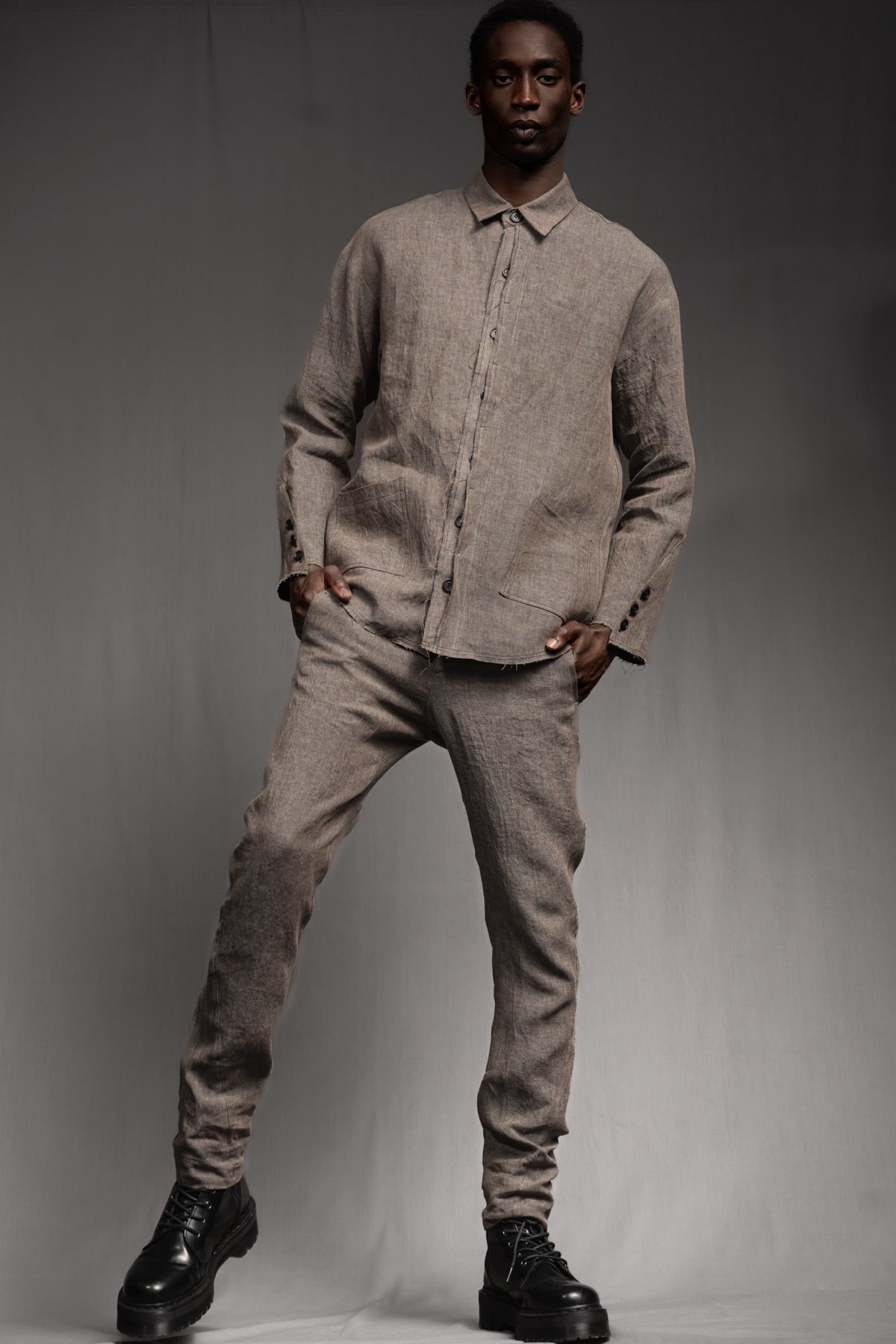 eigensinnig wien | GroTho | Designer-Sommeranzug für Herren aus Leinen mit Overshirt und schmaler Hose