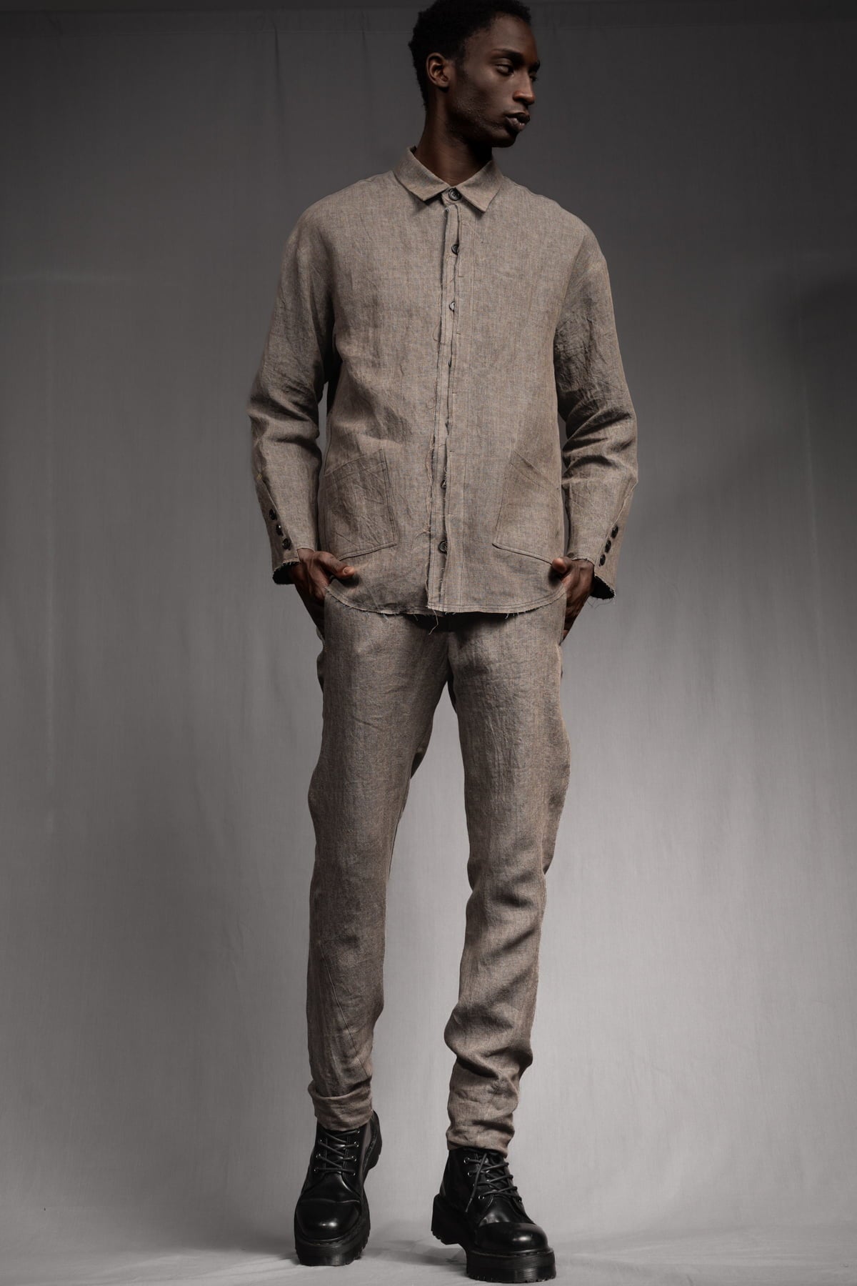 eigensinnig wien | GroTho | Designer-Sommeranzug für Herren aus Leinen mit Overshirt und schmaler Hose