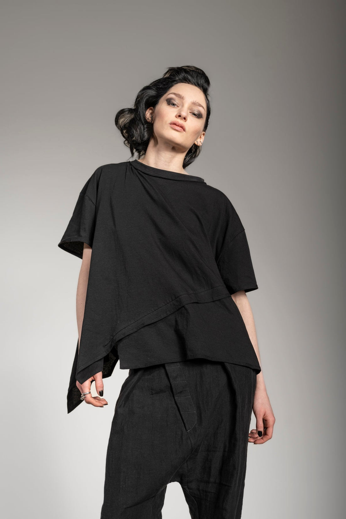eigensinnig wien | Gwen | Asymmetrisches T-Shirt in Schwarz aus leichter Baumwolle
